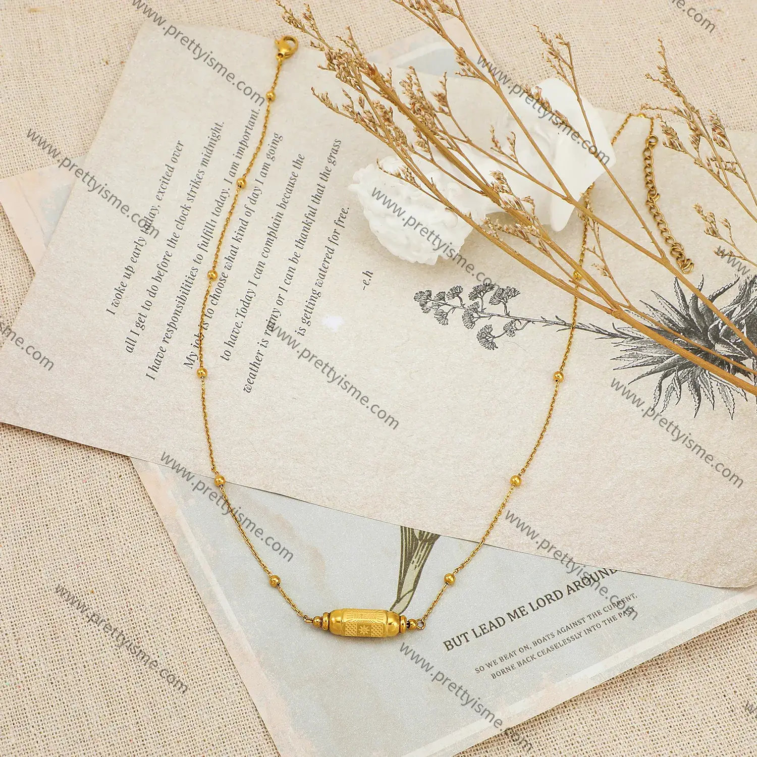 Simple pendant chain gold plated with engraved design with the letters dream delicate stainless steel necklace (2).webp