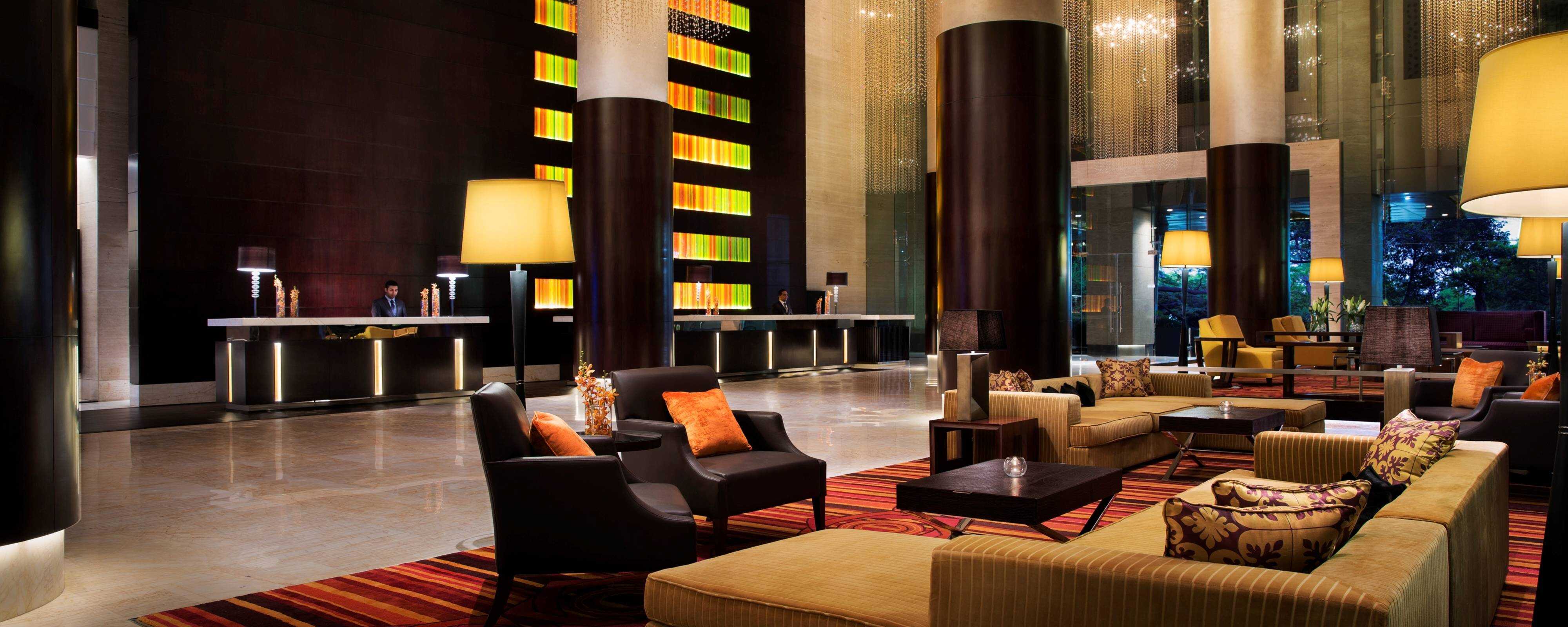 blrjw-lobby-0041-hor-feat.jpg