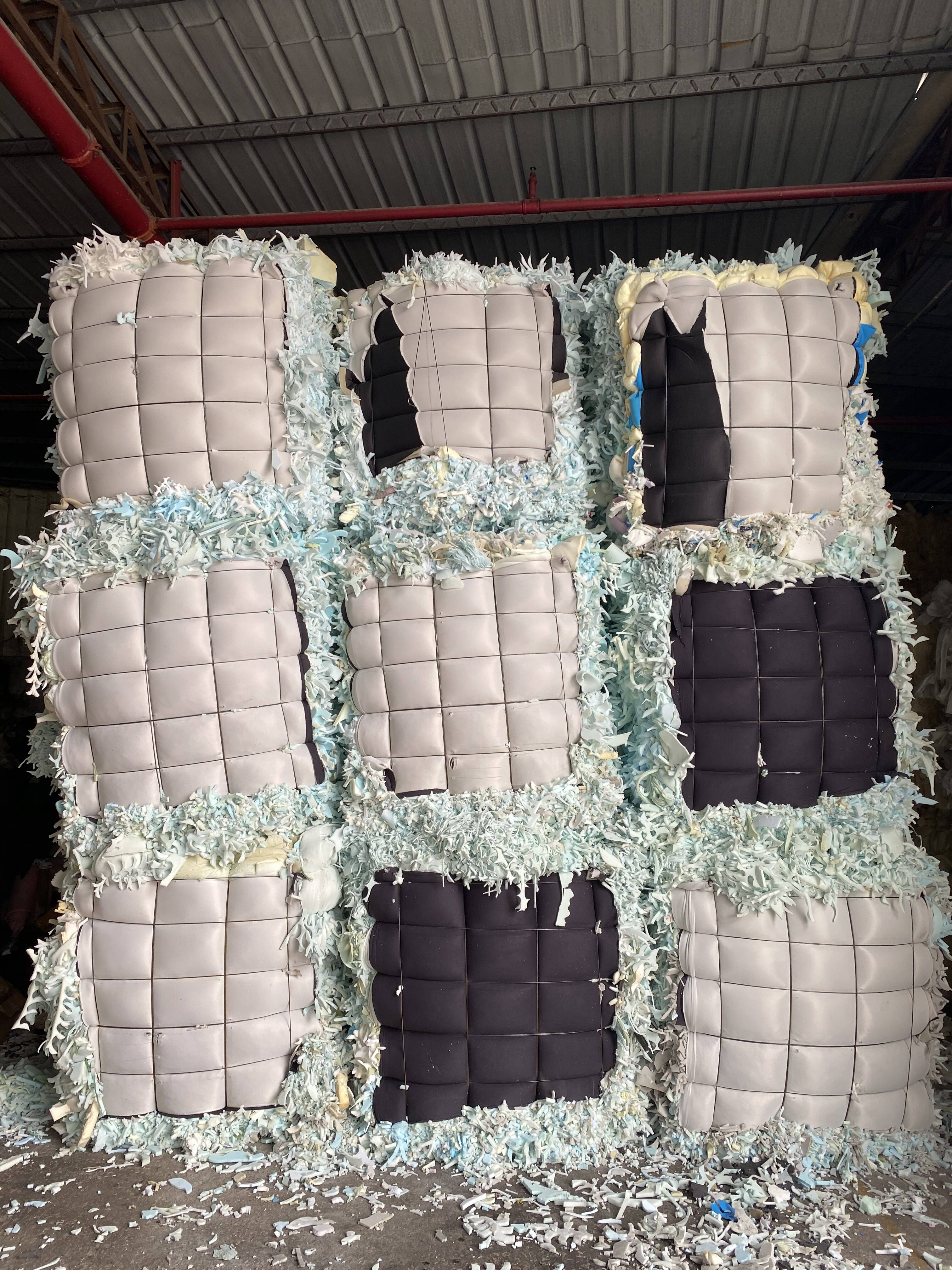 Compressed pu foam sponge scraps in bales for filling material