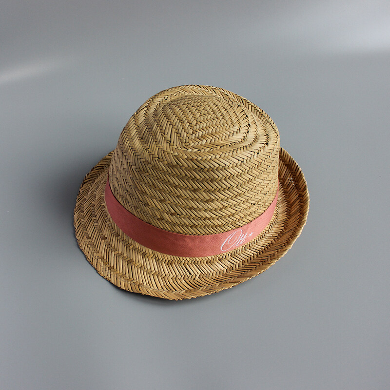 Round straw hat with webbing