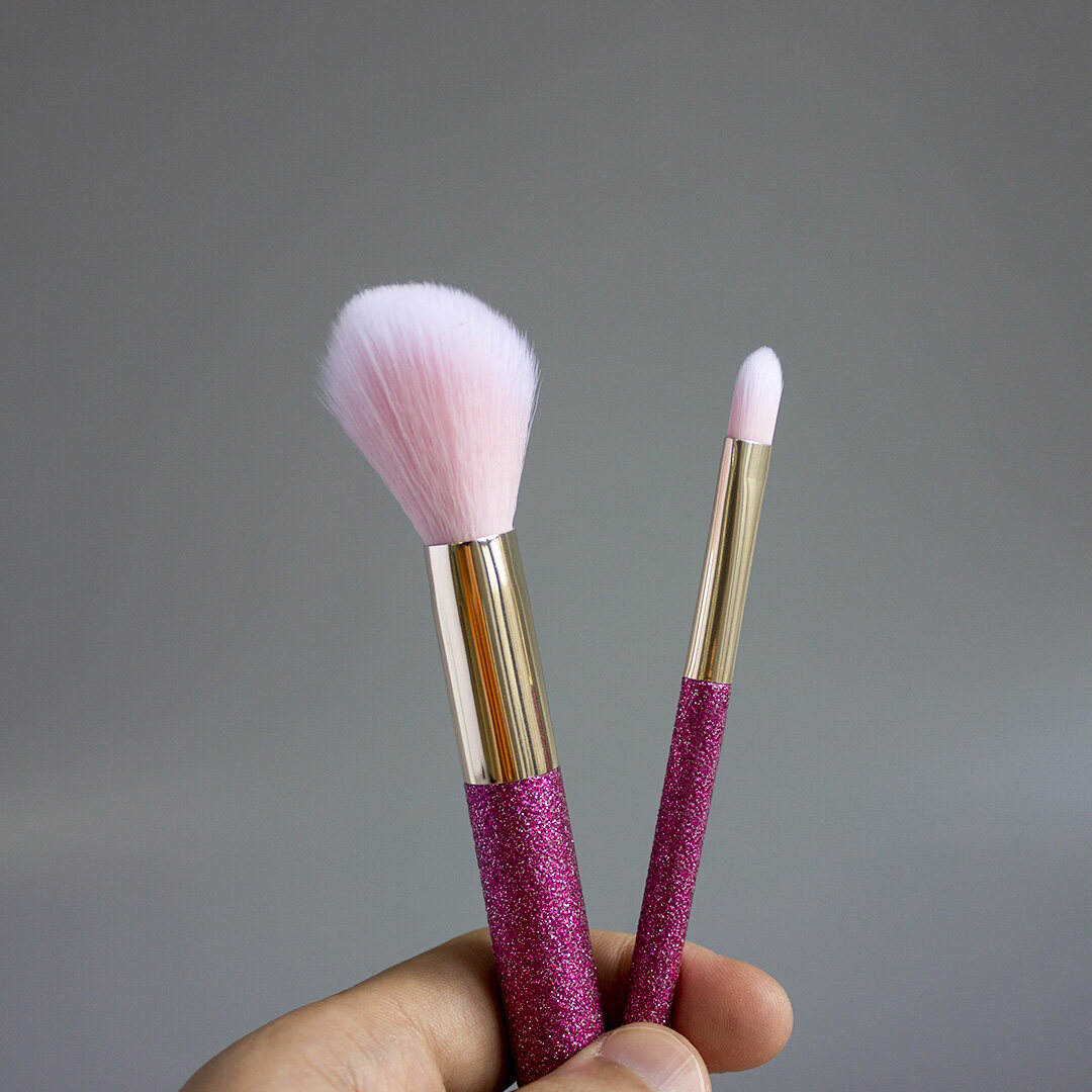 Makeup brush set with string
