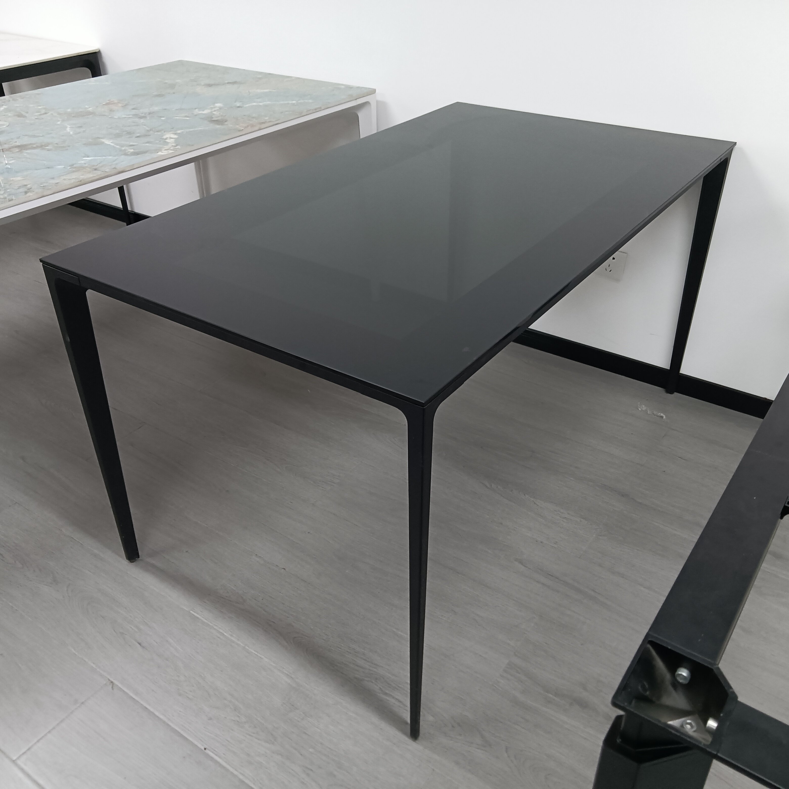 Exploring the Elegance and Durability of Slate Dining Tables with Aluminum Legs