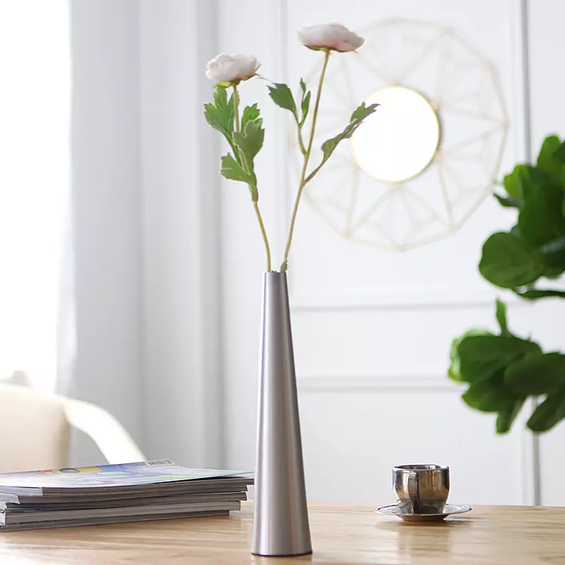 table decoration,art decoration,tall and slender vase,metal iron vase,elegant atmosphere