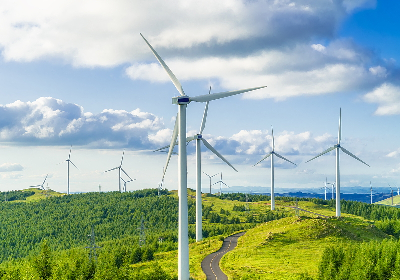 What are the reasons why wind turbines cannot generate electricity at low flow?