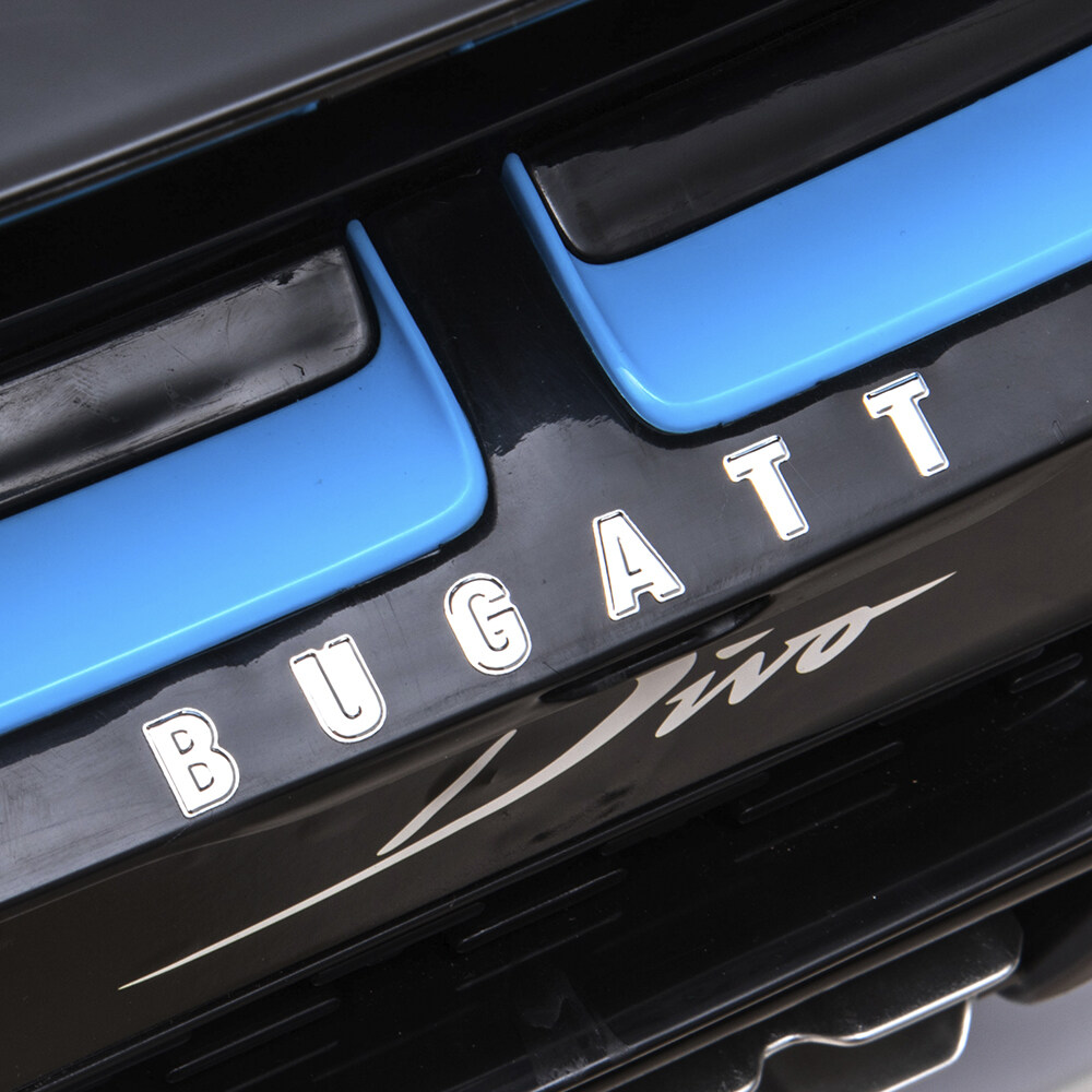 BUGATTI DIVO RIEDA IN AUTO, BUGATTI Veyron giocattolo per auto, cavalca su auto Bugatti, vaga di Bugatti su auto giocattolo, Bagatti Veyron Ride in macchina