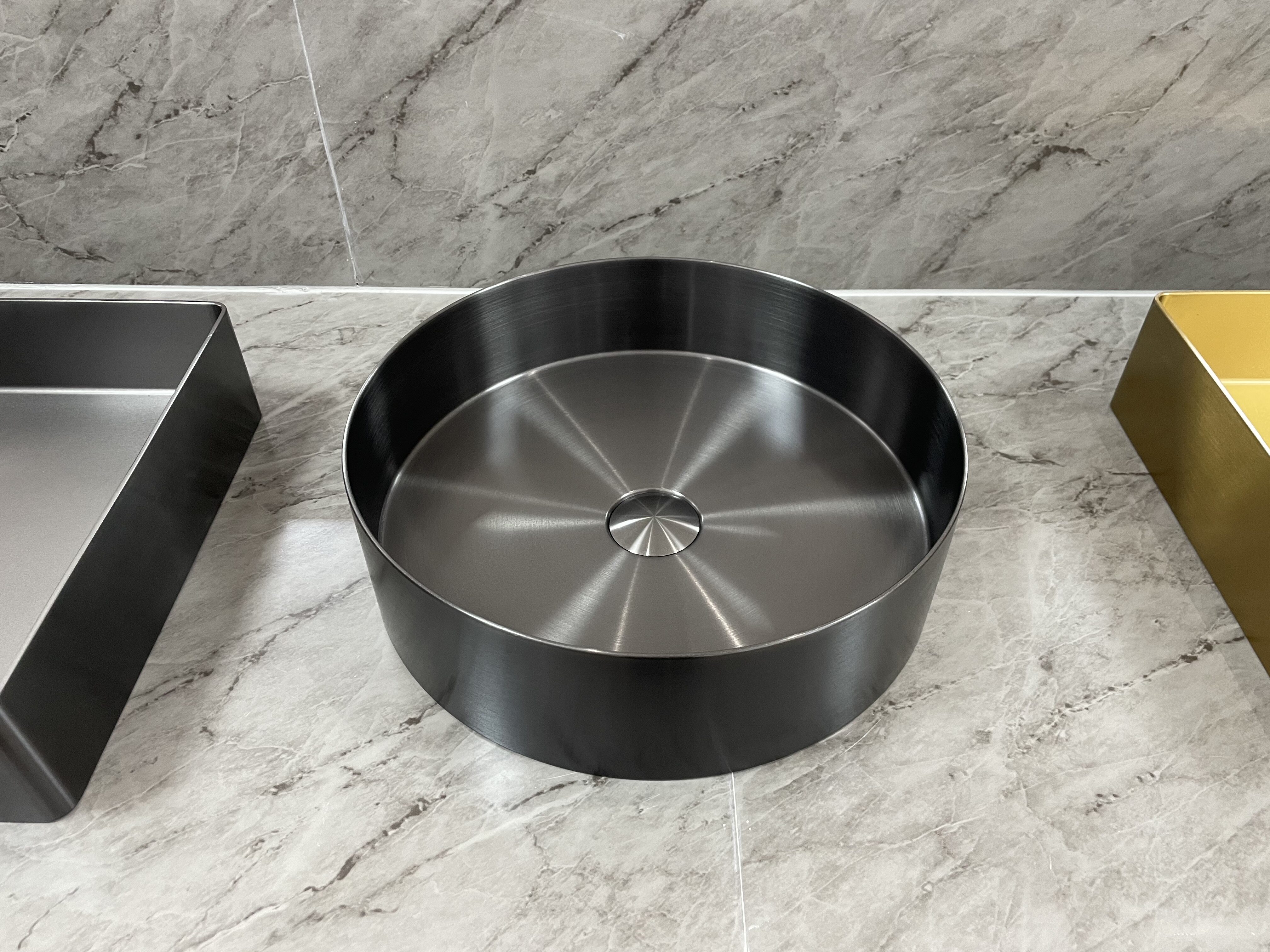 luxury 304 stainless steel handmade counter Basin round design Nano black manufacturer
