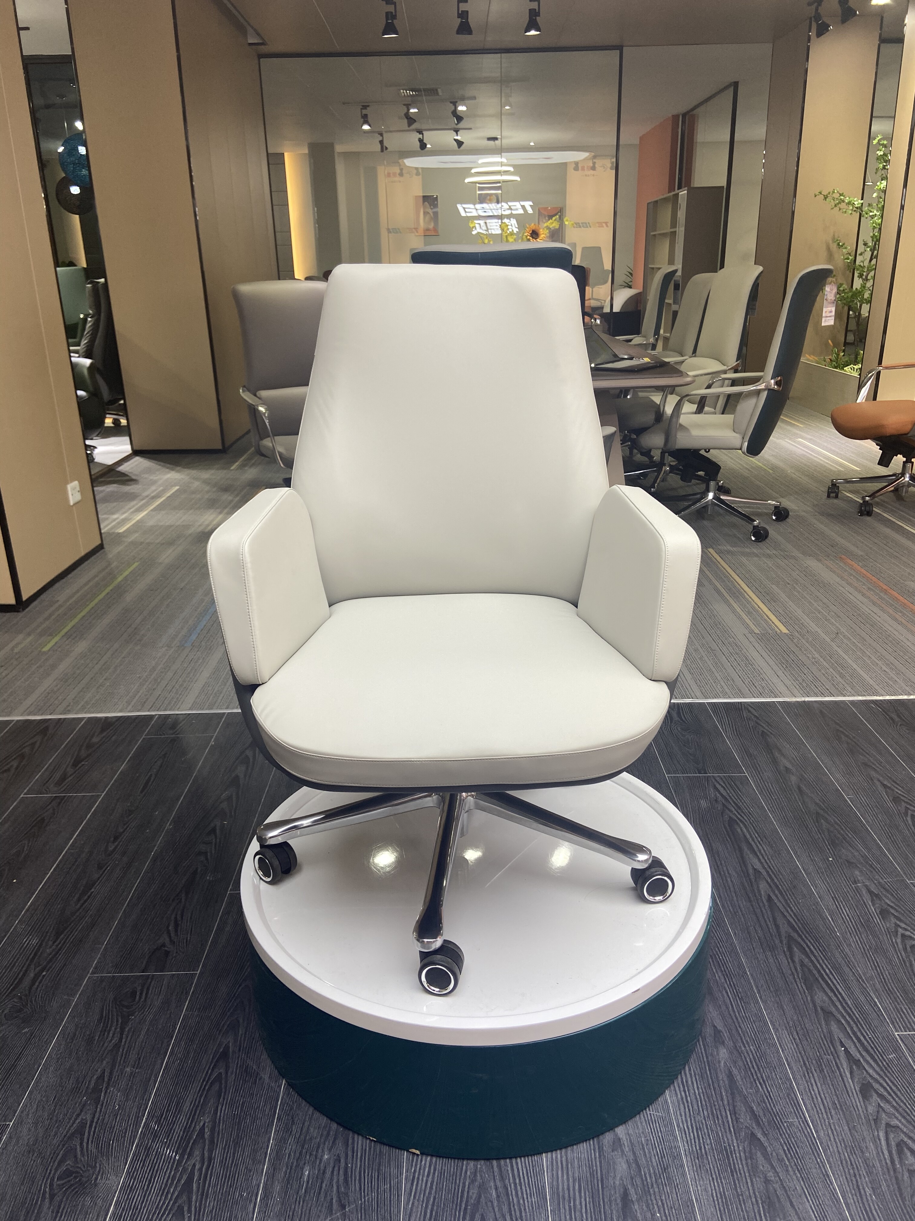 China Modern White Office Chair Middle-Back Leather