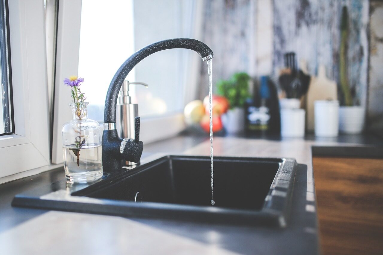 What Is the Difference Between a Standard and a Pull-Out or Pull-Down Sink Faucet?