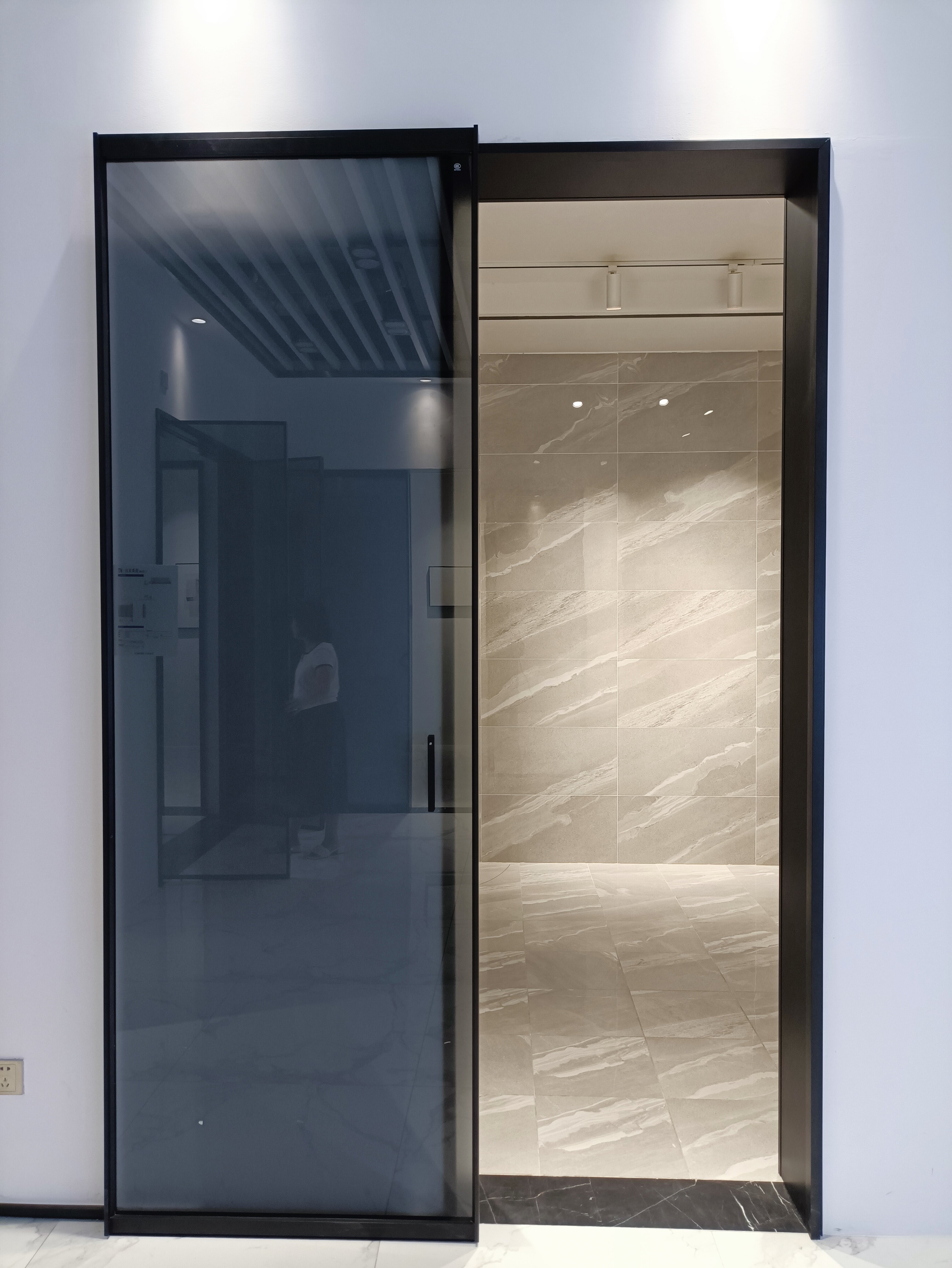 Perfect System Ghost Door Application uses an aluminum profile combination