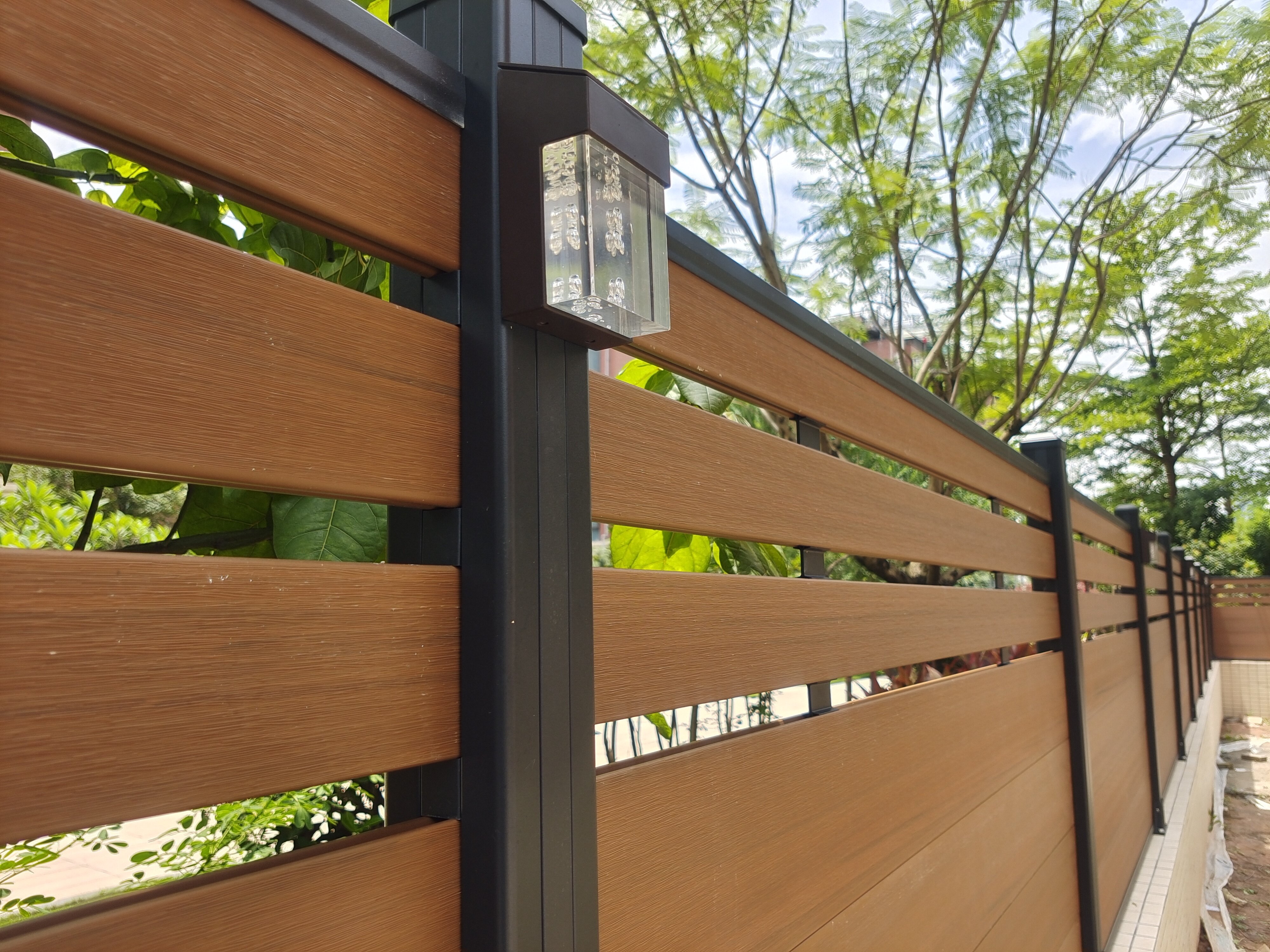 luces solares en el poste de la cerca, poste de la cerca de luz solar, luces de jardín de pared de la cerca solar, luces de cerca de jardín solar, luces de cerca al aire libre solar