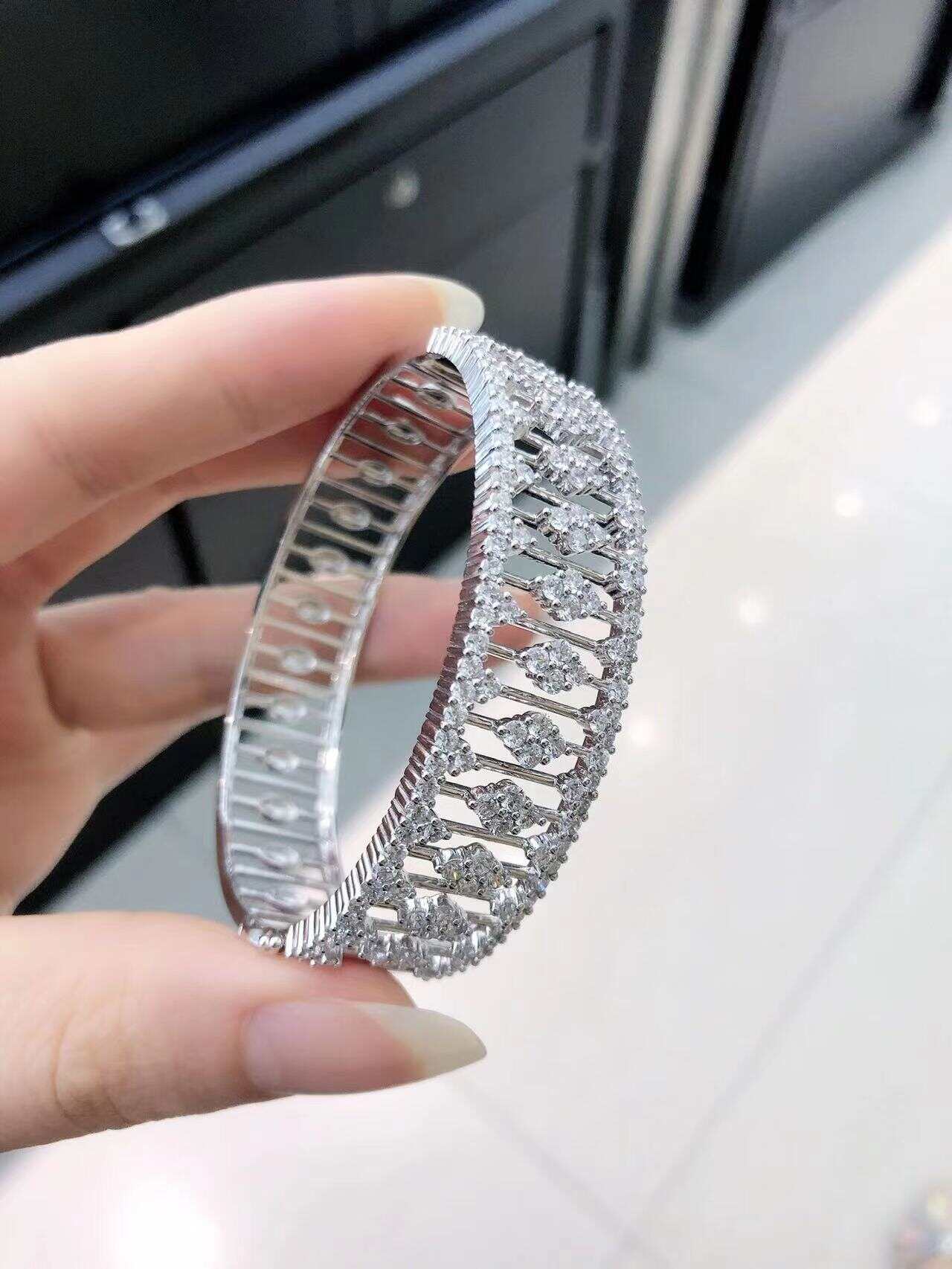 18K Gold Diamond-Inlaid Bracelet