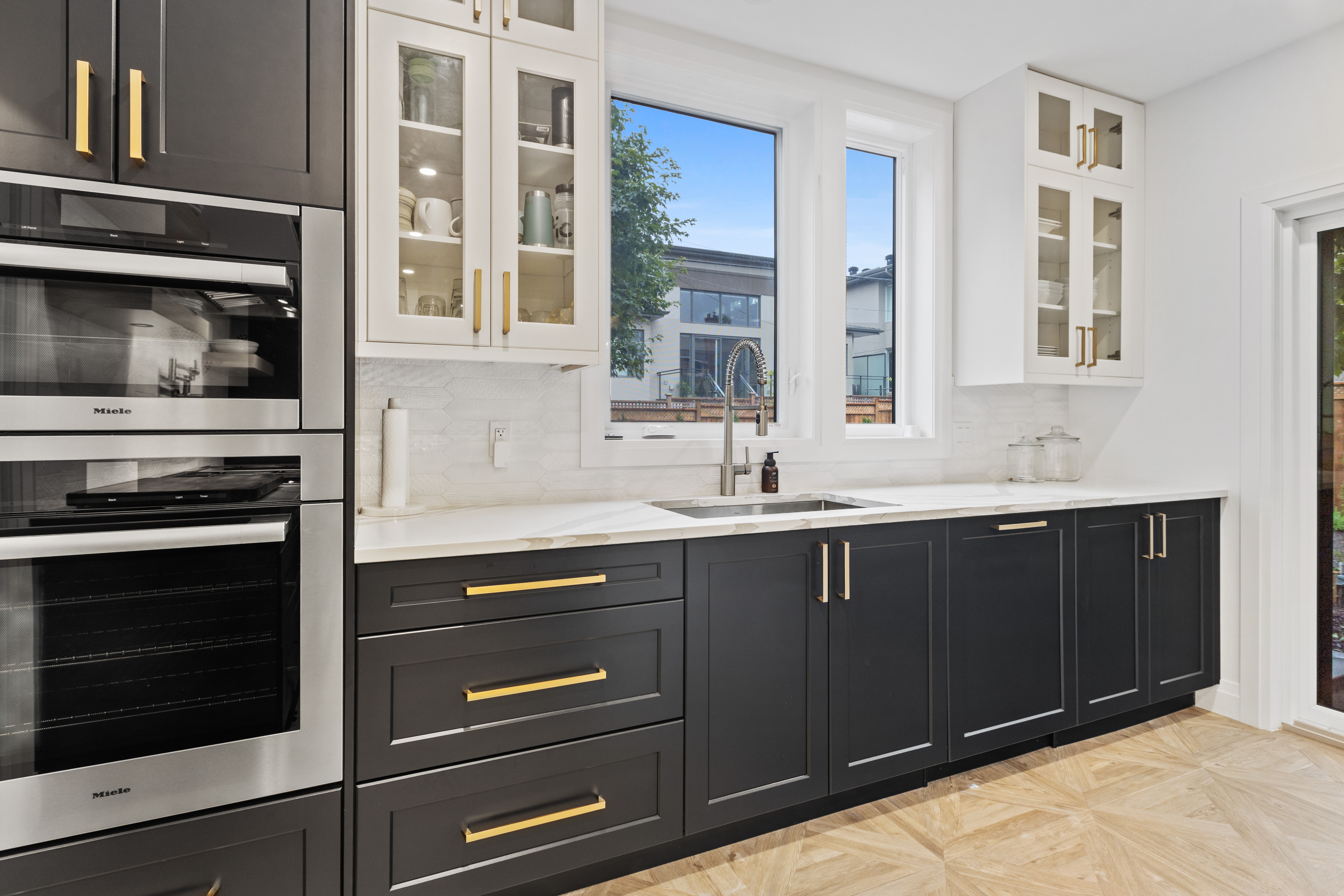 Which Cabinet Styles Pair Best with Aluminum Profile Handles for a Chic Look?