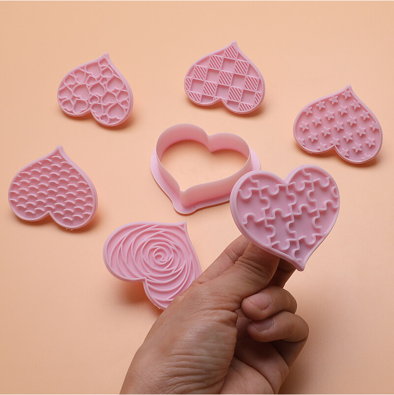 7 Pcs Valentine's Day Heart Shape Plastic Biscuit Cutters Cookie Stamps Plunger Cutter Fondant Molds Embossing Spring Mold Press