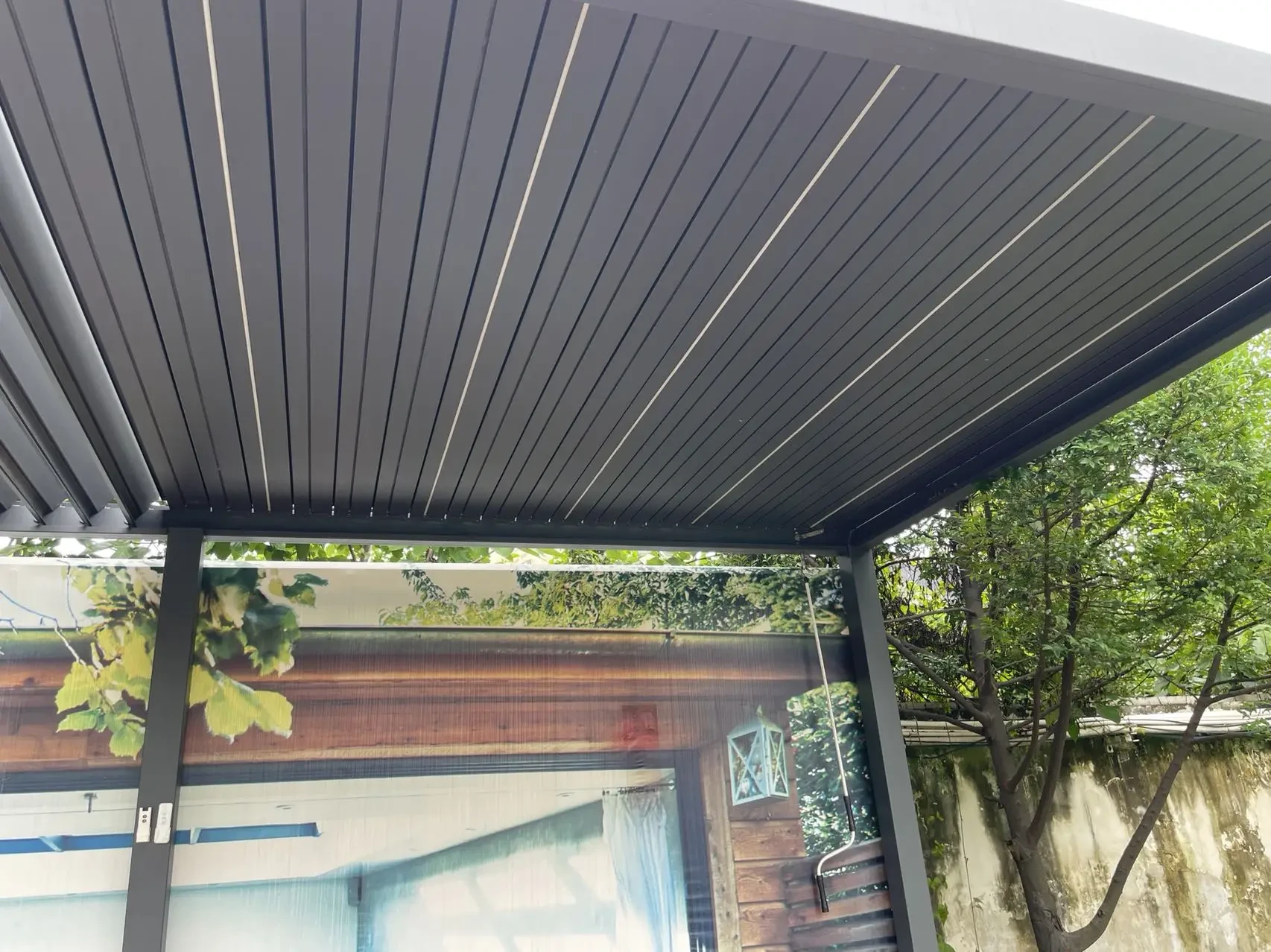 Enjoy Year-Round Comfort: Exploring the Advantages of an Aluminium Pergola with Louvered Roof