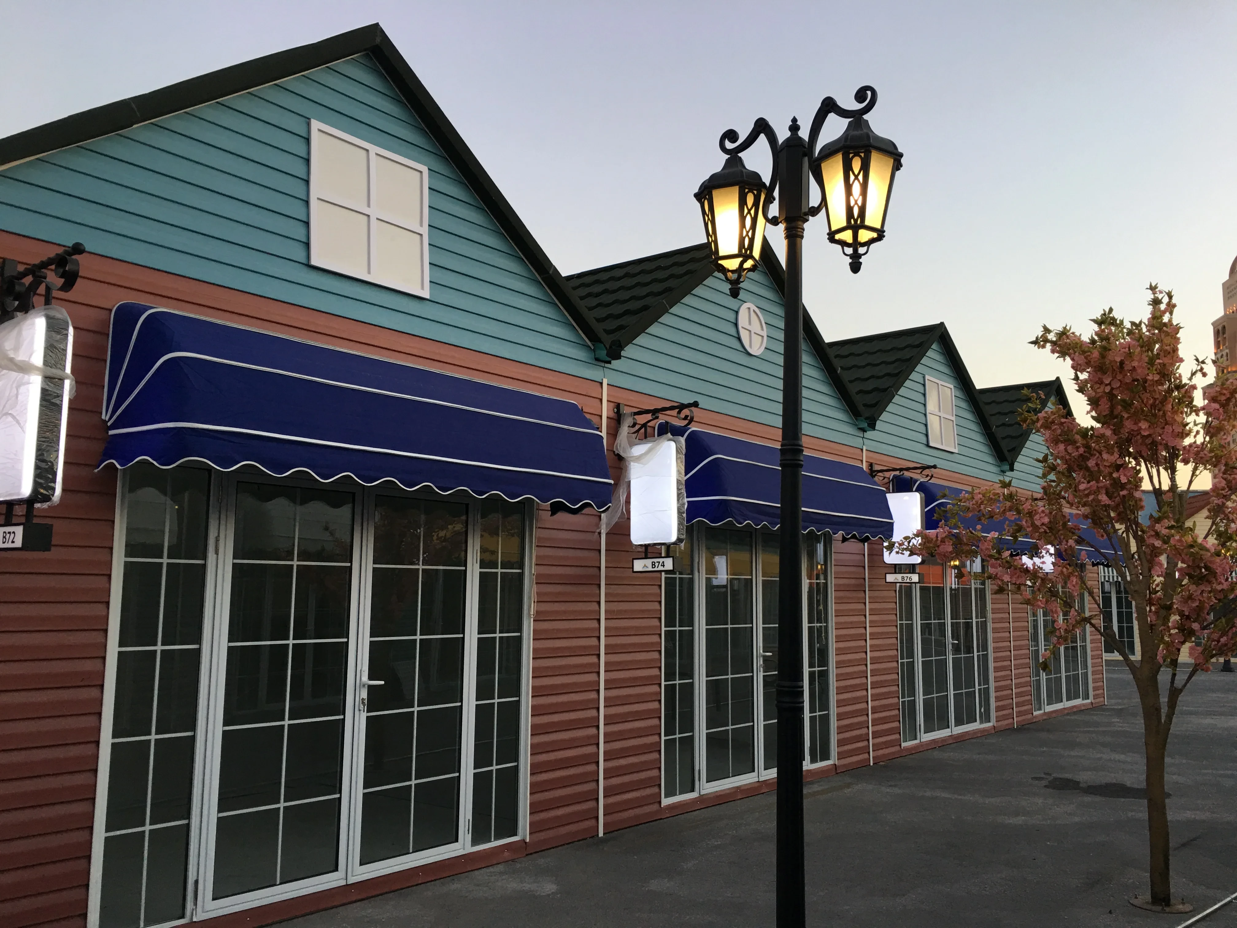 Customizing the Retail Experience with Prefab Shops in Shopping Villages