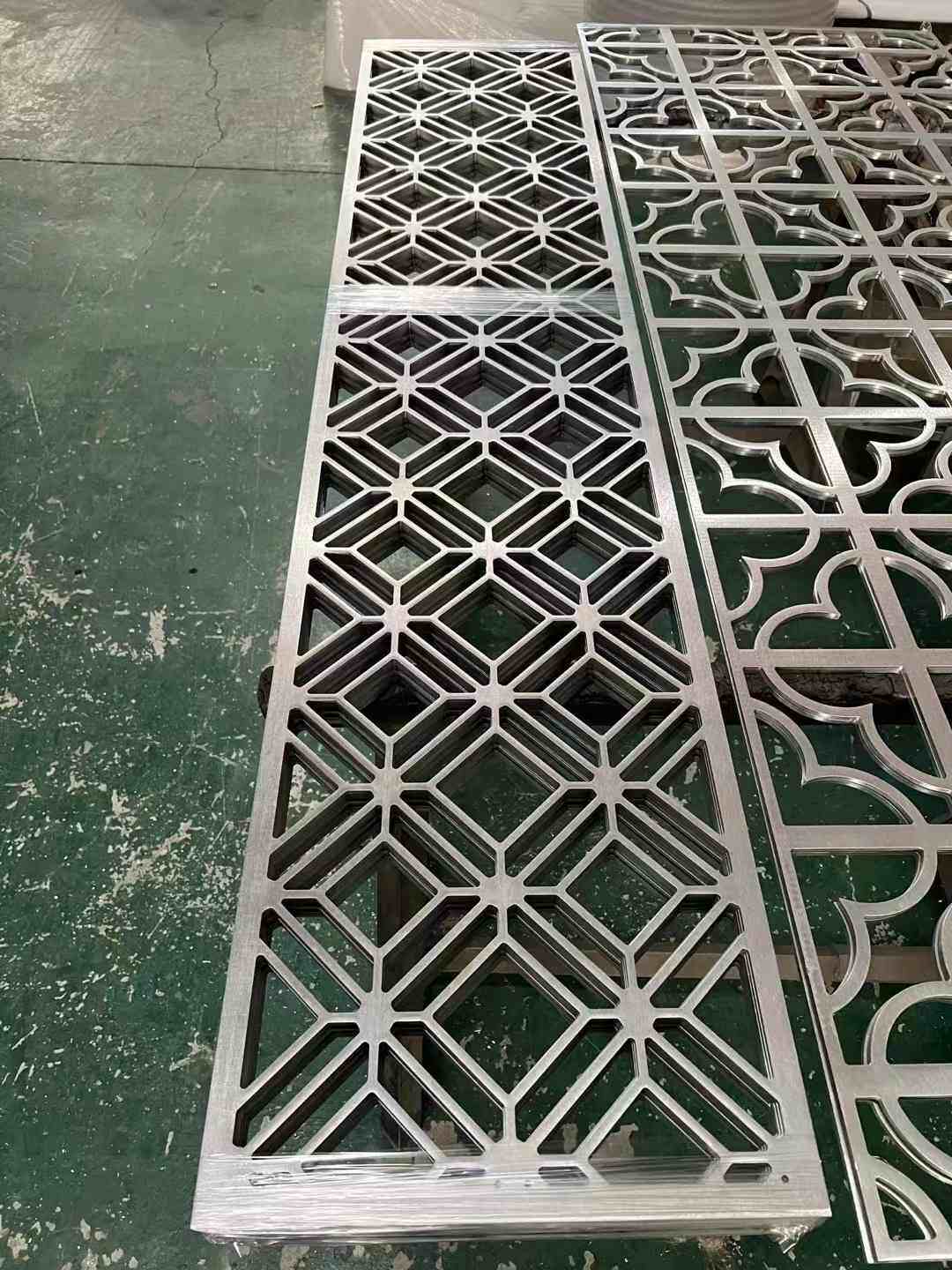 Aluminium perforated panel with custom pattern by CNC machine for decoration use