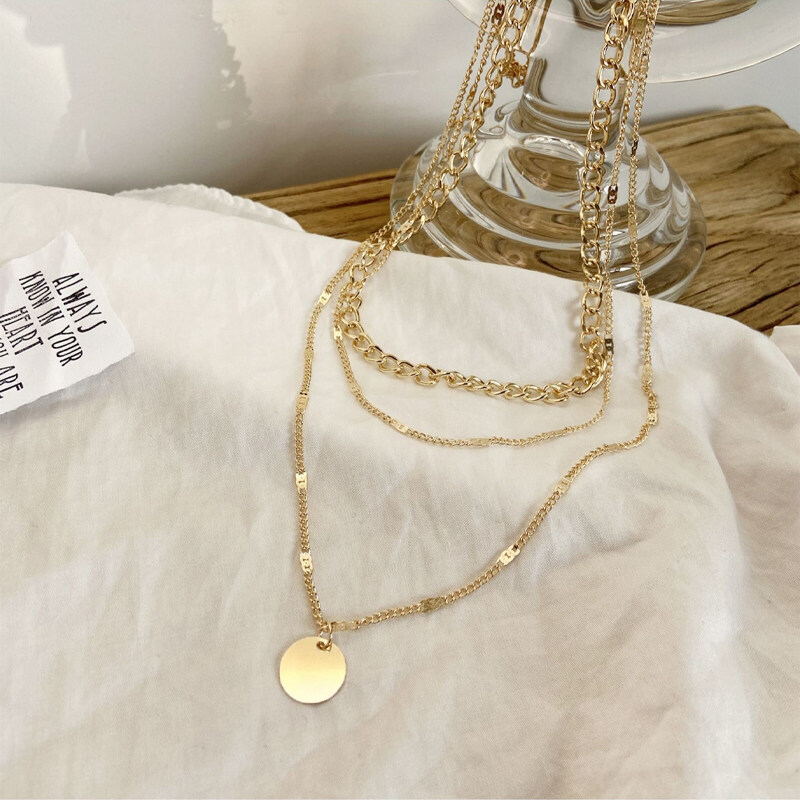 Collier créatif et minimaliste à tons d'or multicouche pour les femmes