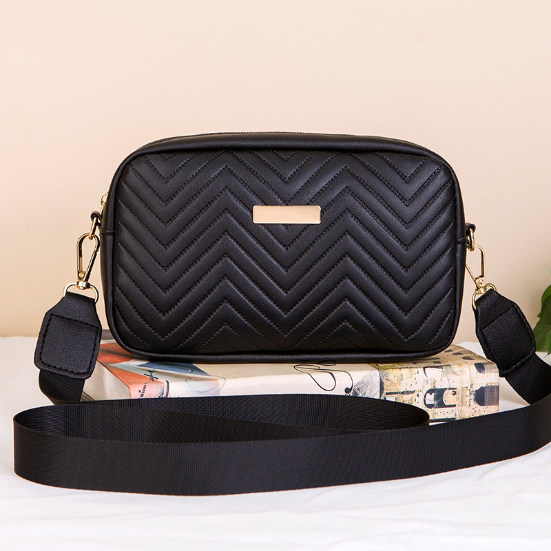 Mini Chevron &amp; Metal Crossbody Bag dla kobiet