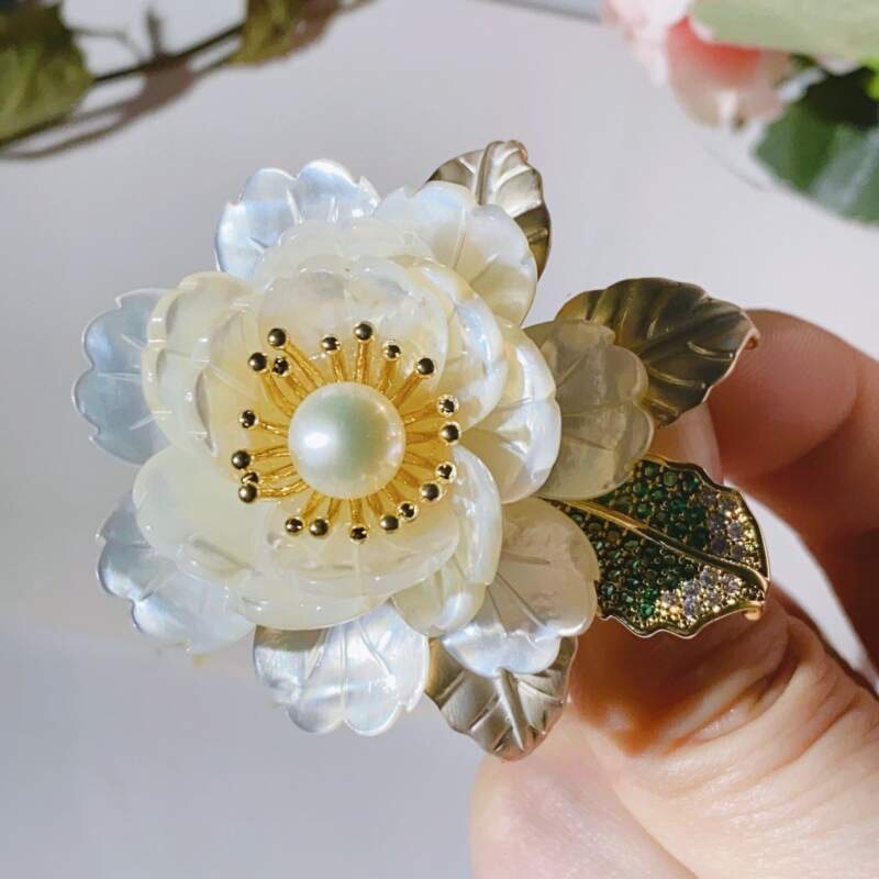 Yibai jewelry high-end brand original palace style high-end lady jewelry natural mother-of-pearl brooch for women