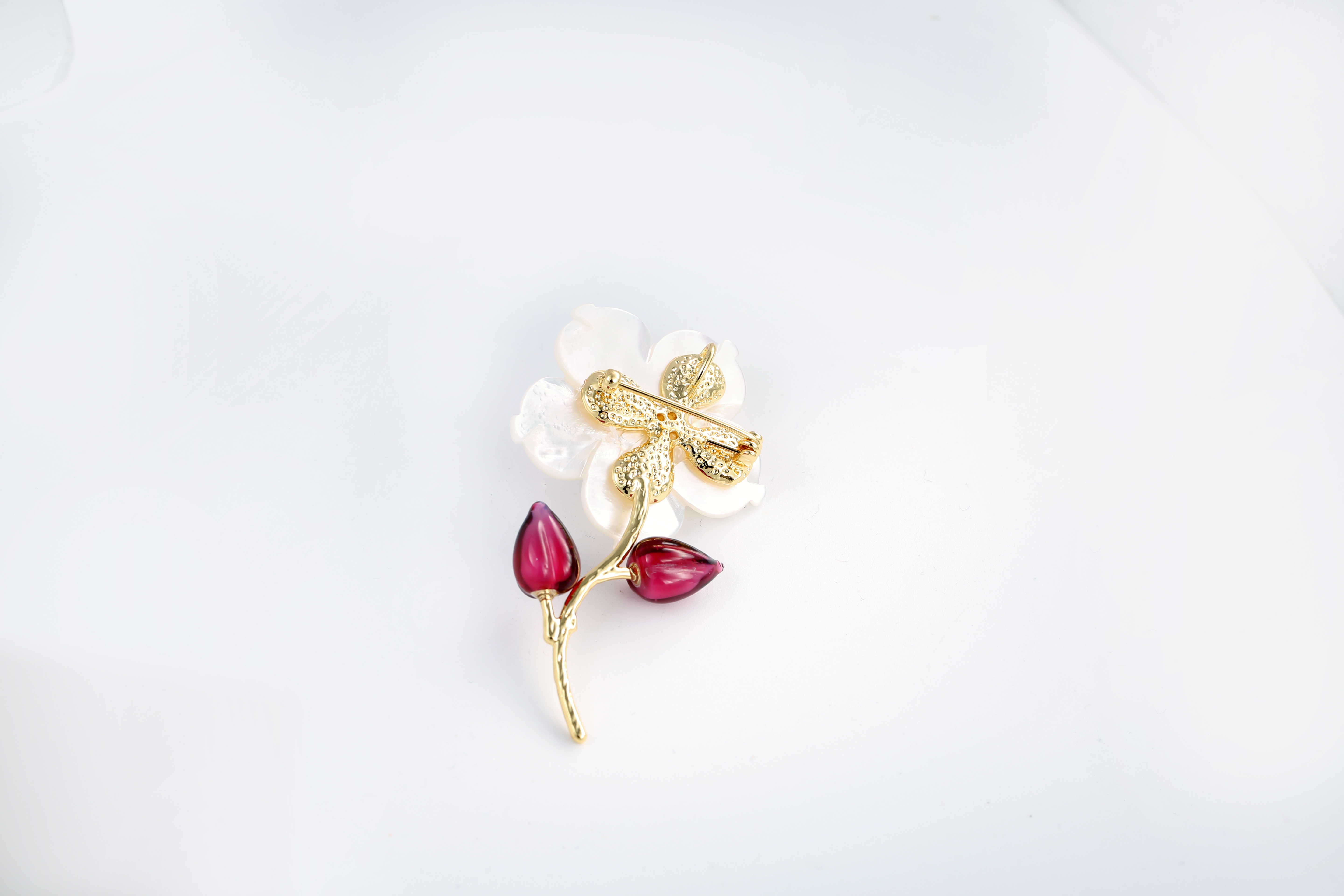 High-end brooch for women French elegant and high-end natural shell flower bouquet corsage temperament suit pin wholesale