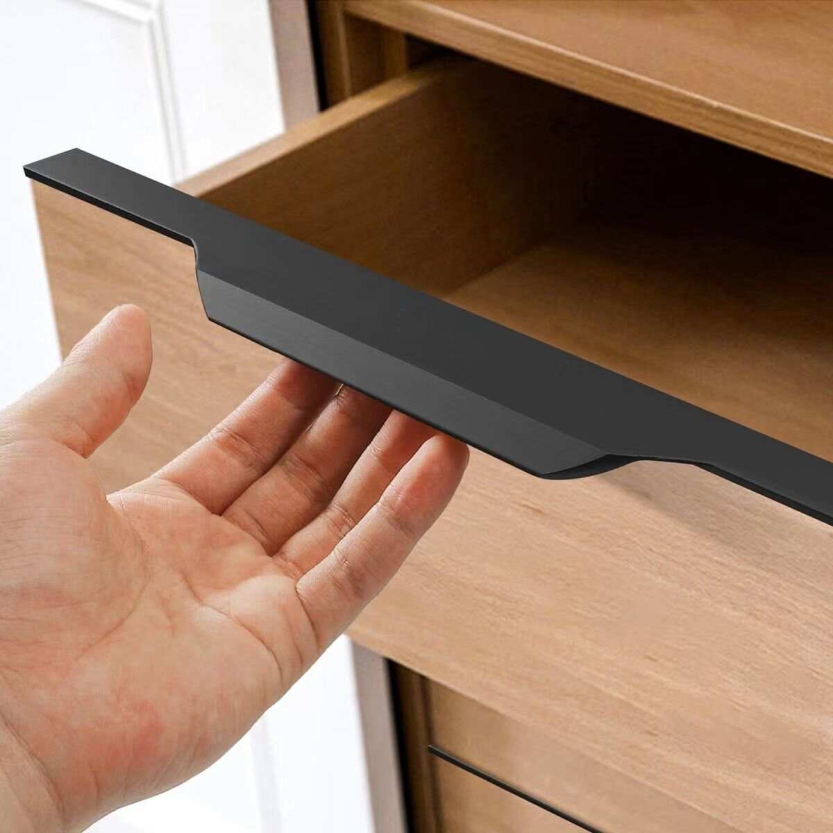 Non perforated invisible thumb handle