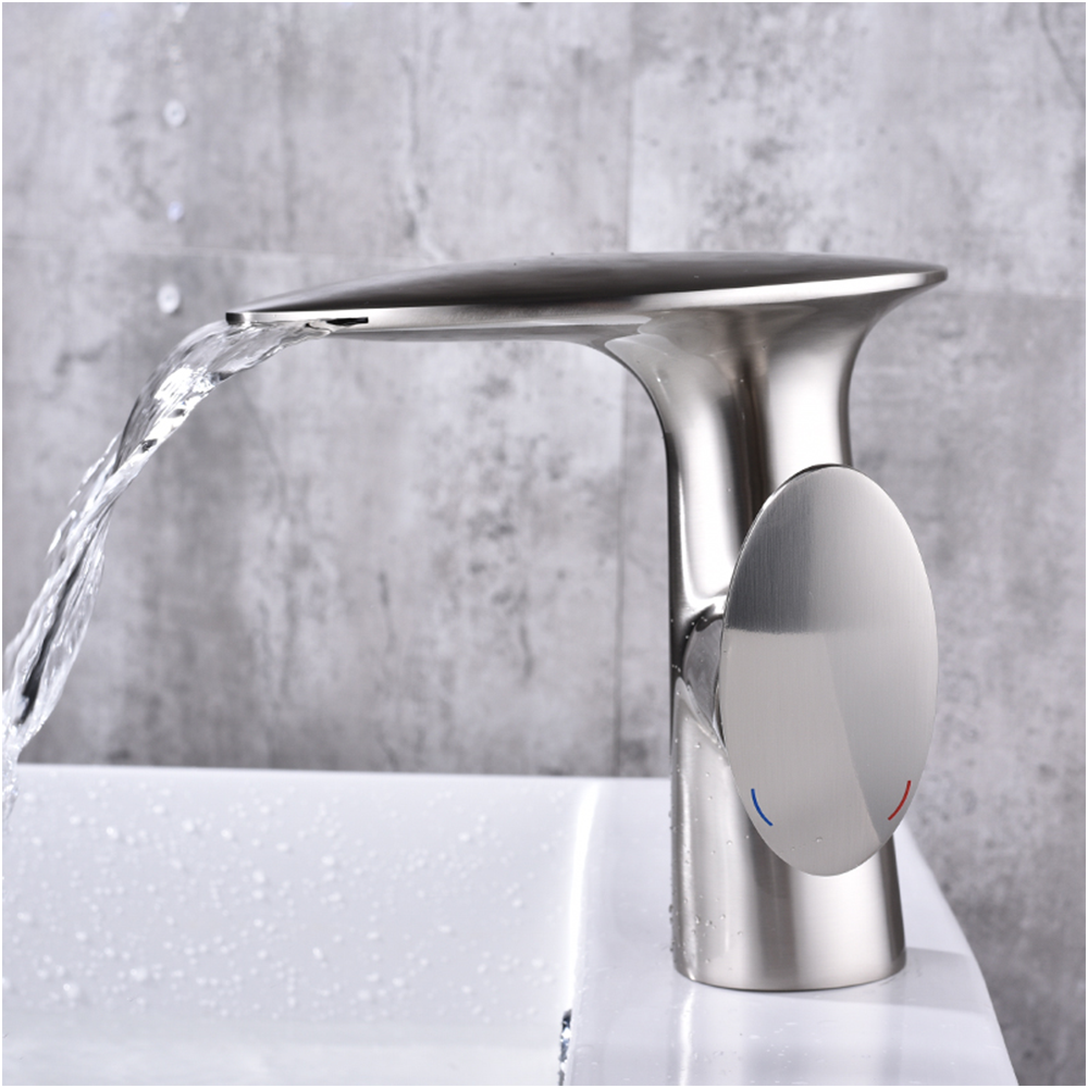 Factory wholesales universal chormed deck mounted basin faucet single handle  hot clod water mixer