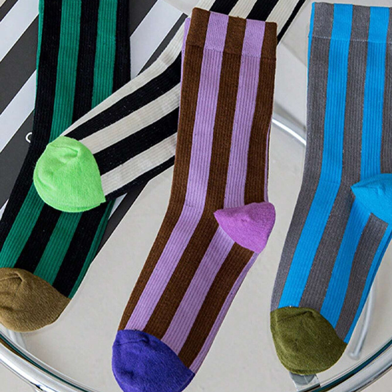 4 Pairs Of Men And Women European Trendy Vertical Striped Mid Length Socks