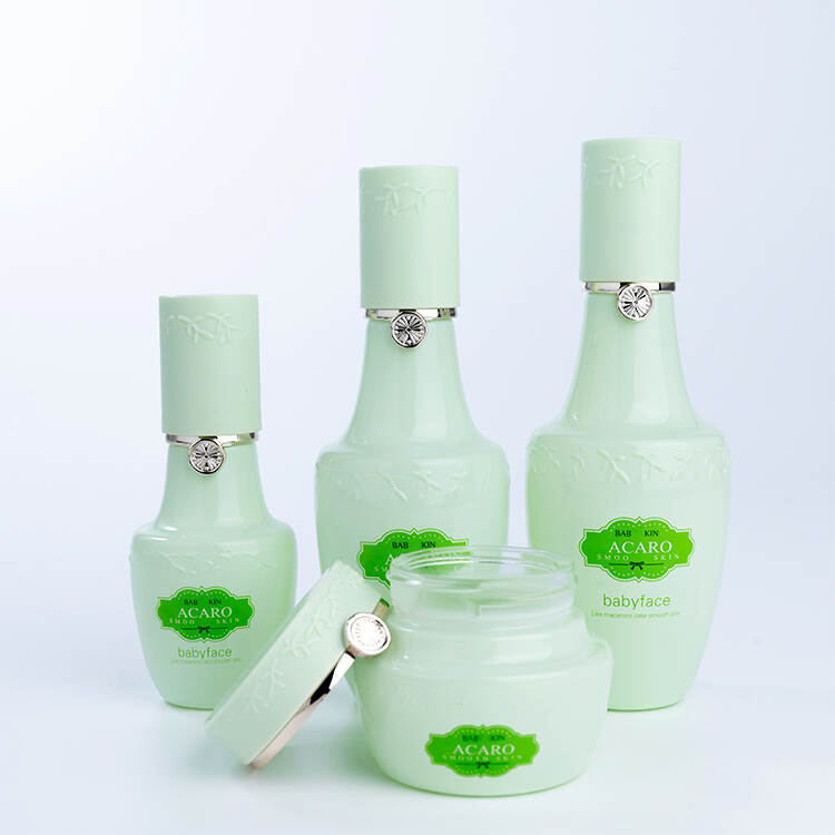 Light green glass cosmetic set: the perfect combination of environmental protection and elegance