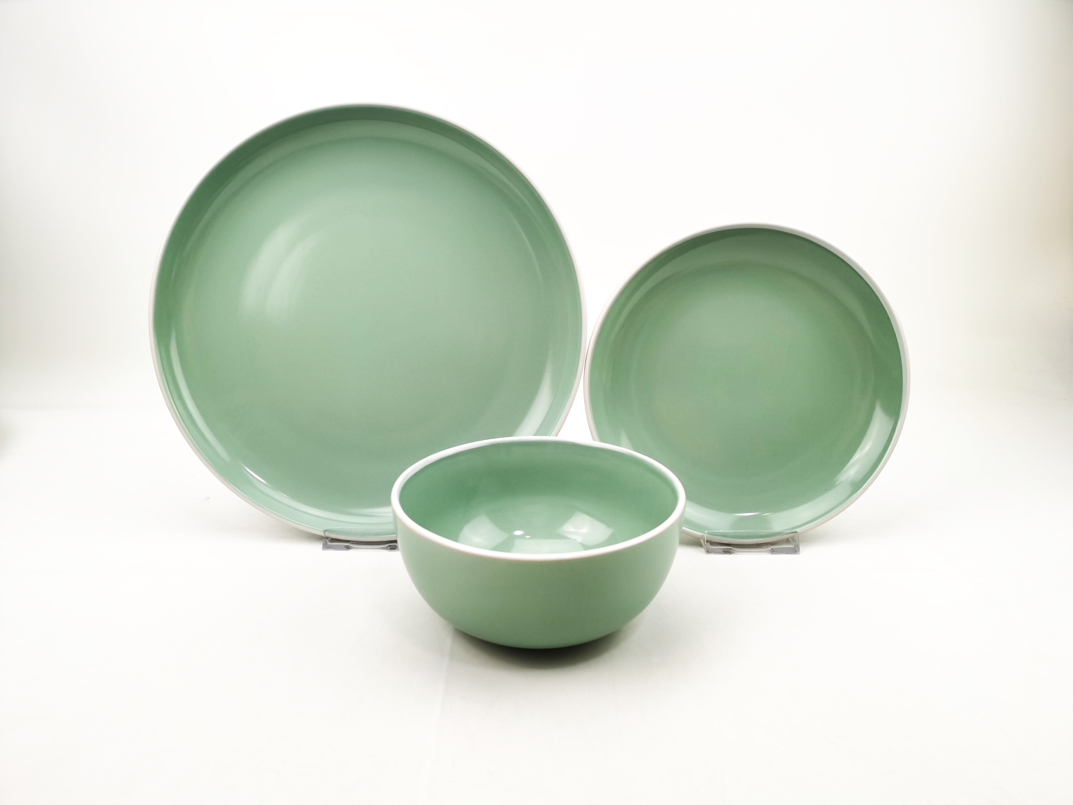 Glossy plain ceramic plate and mug in rich glaze color and round circle ring shape