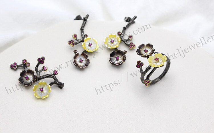 Jewelry suit of the Mother of Pearl Flower Earrings.jpg