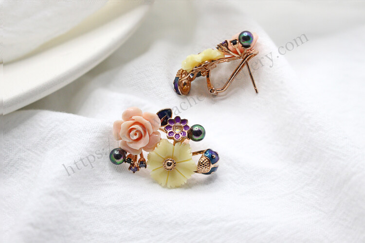 Beautiful Pink Daisy Flower Stud Earrings.jpg