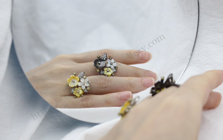925 sterling silver flower ring with different color shell flower.jpg