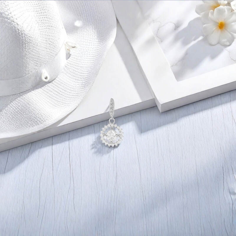 CZ pendant ； round stone pendant；rhodium plated silver necklace；elegant cubic zirconia pendant； daily wear jewelry