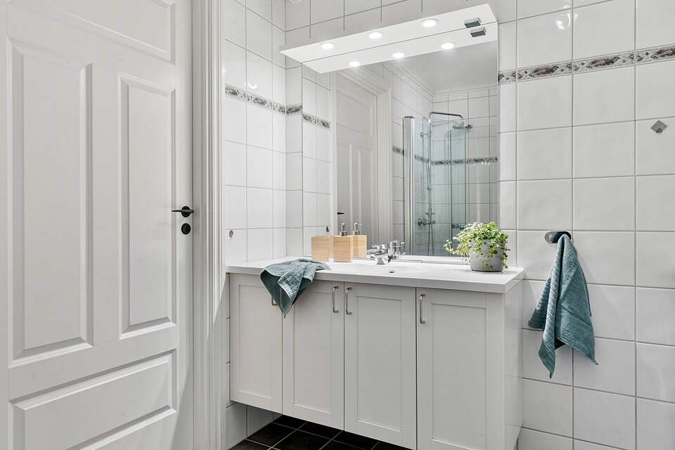 Bathroom Mirror Buying Guide: Styles, Features, Installation Tips