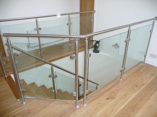 Modernes Treppengeländer aus Glas