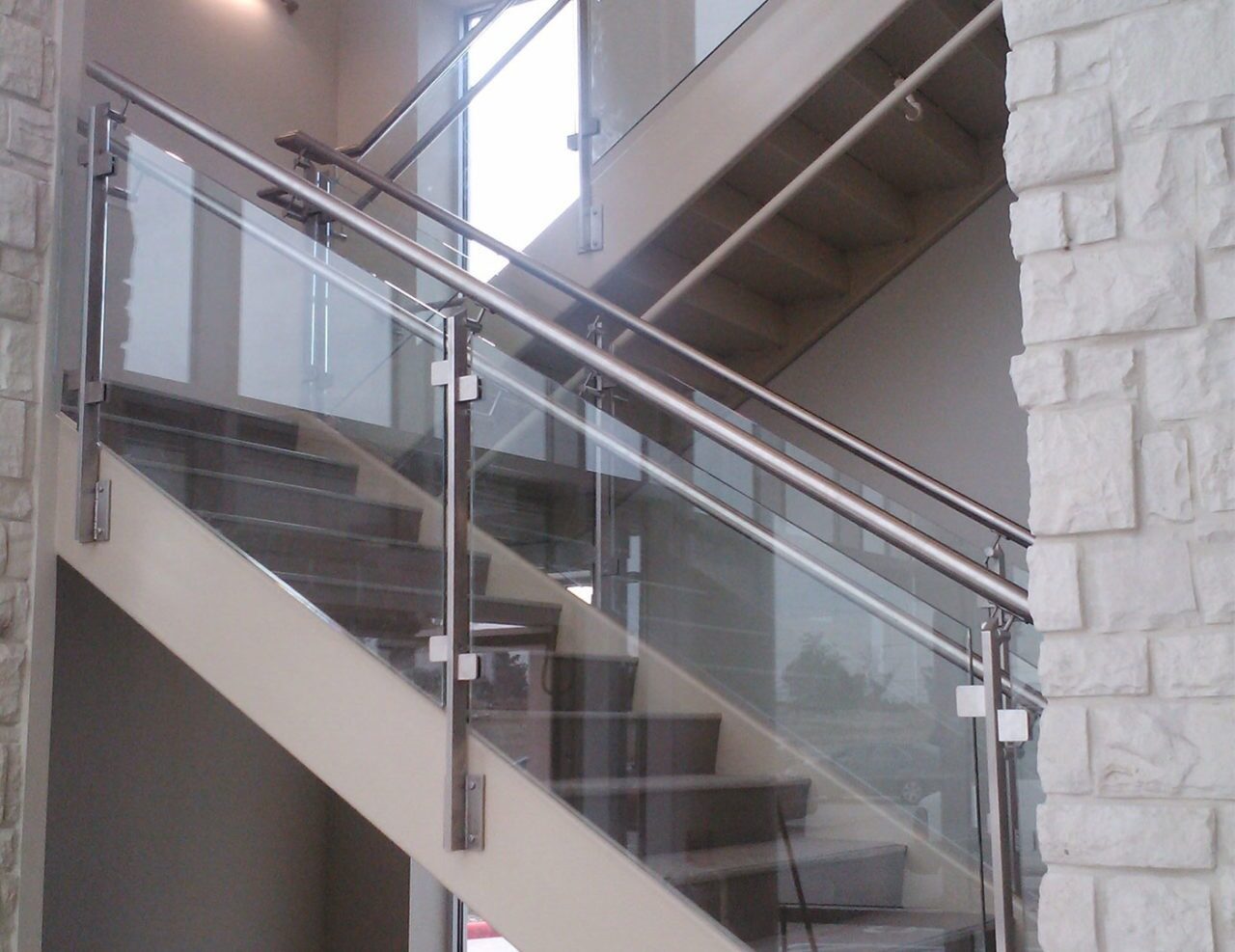 garde-corps en verre d'escalier moderne