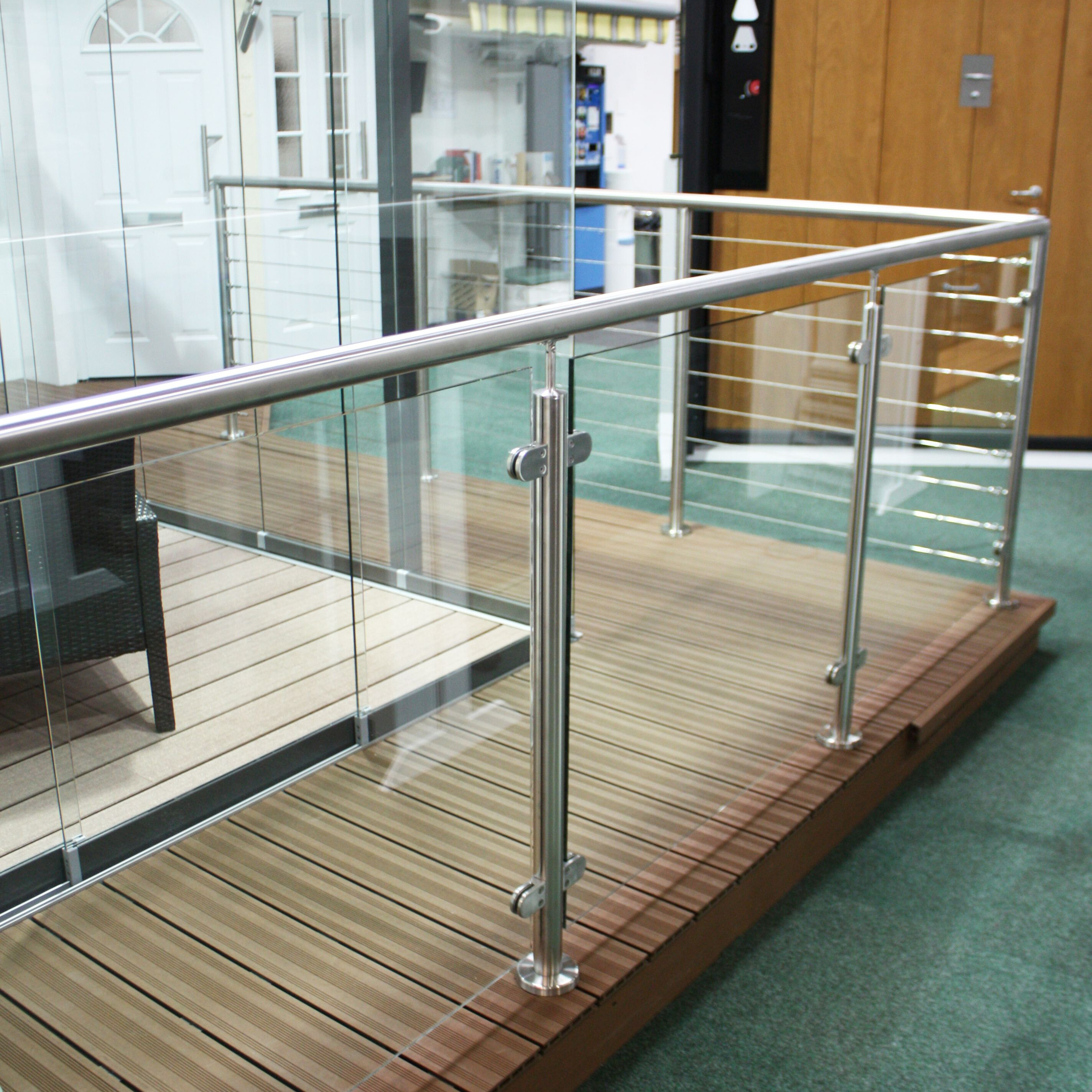 garde-corps en verre d'escalier moderne
