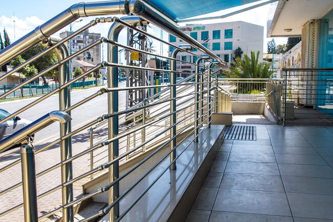 Why Stainless Steel Rod Railing Is Better Than Cable Railing