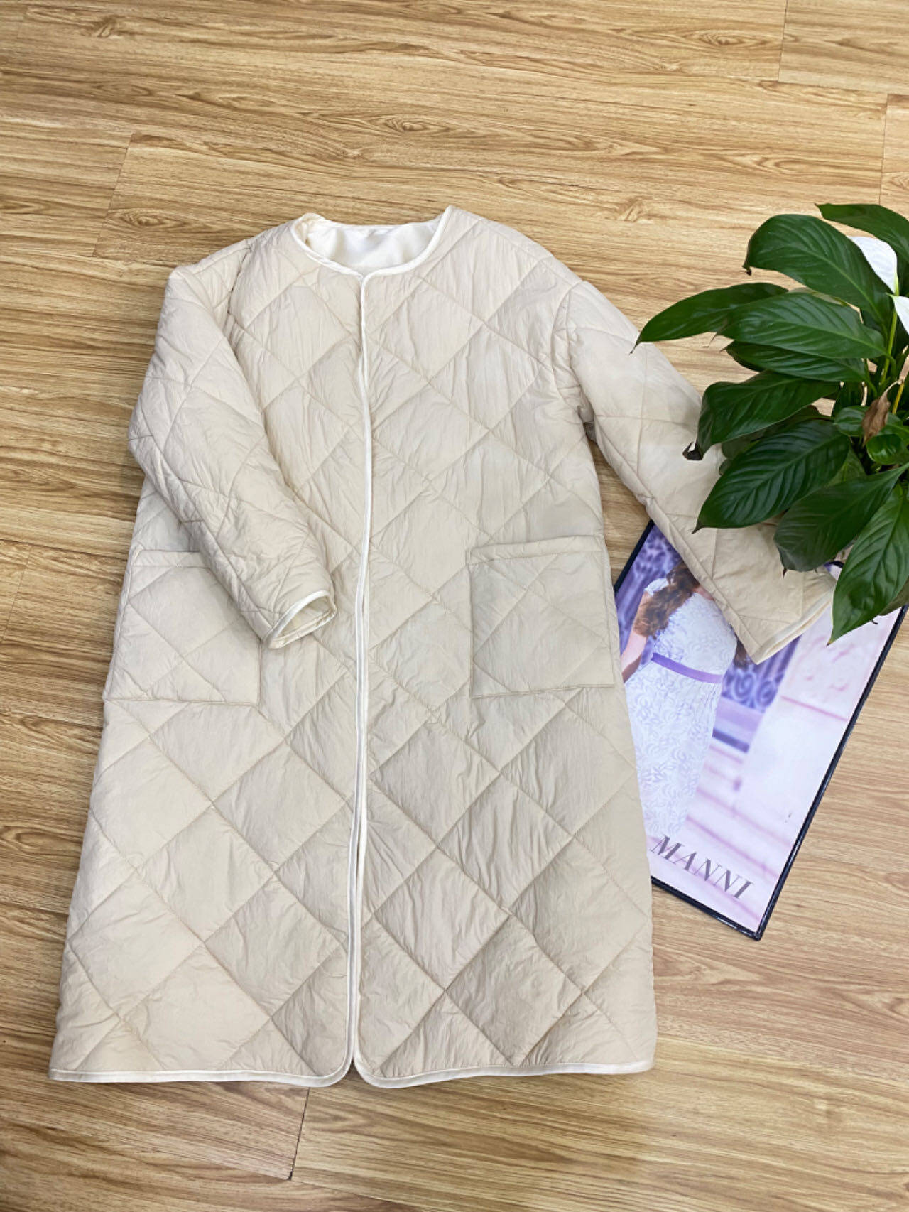 Fashionable off-white casual lightweight and versatile quilted cotton mid length buttonless jacket