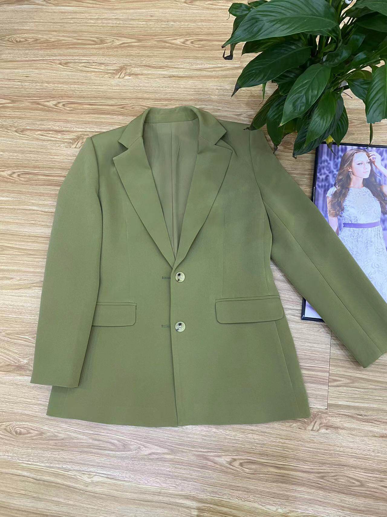 Fashionable British style, trendy retro seaweed green, westernized suit jacket