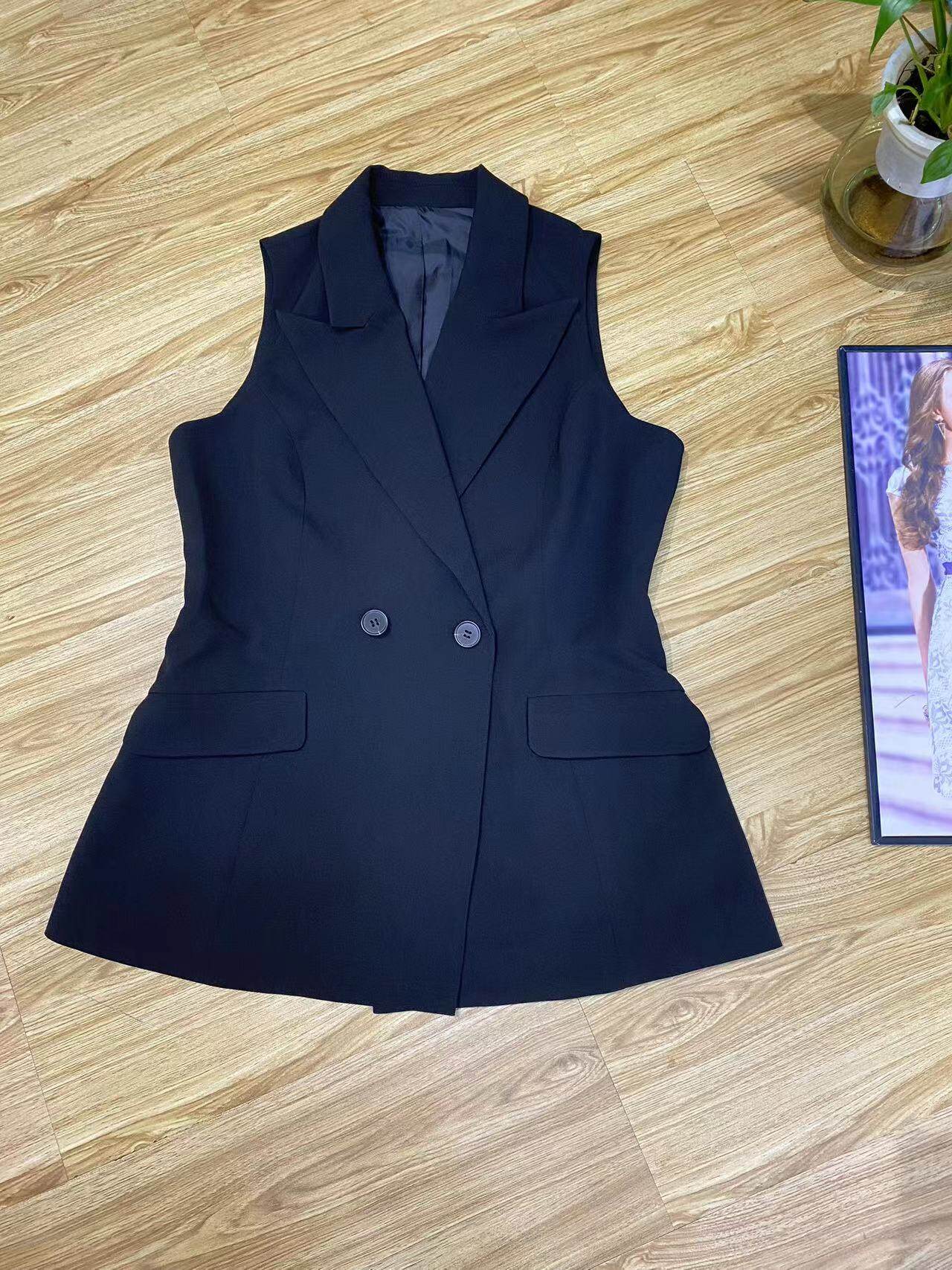 Wrap up waist for a slimmer look paired with a black sleeveless vest style suit