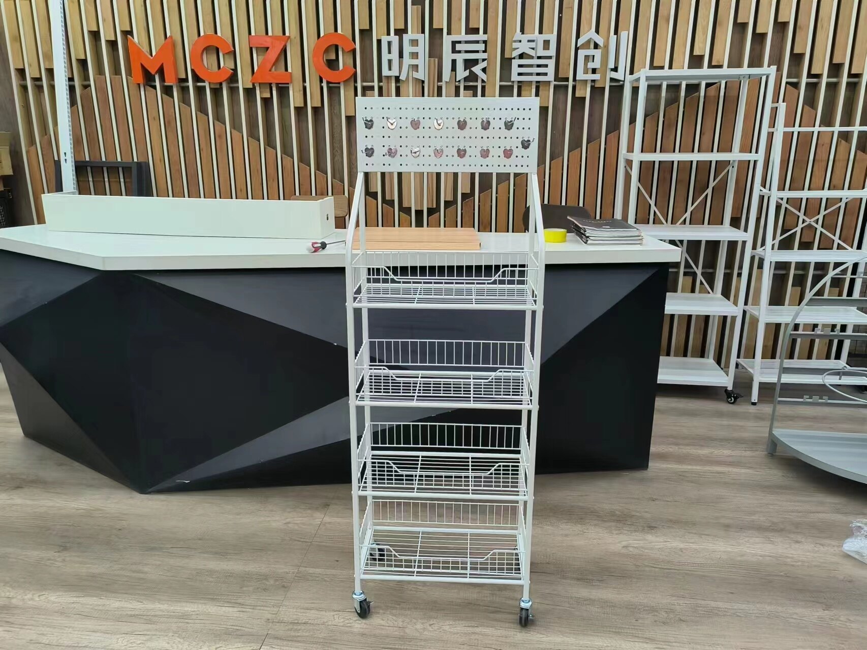 Durable Metal Shelf Rack With Wheels