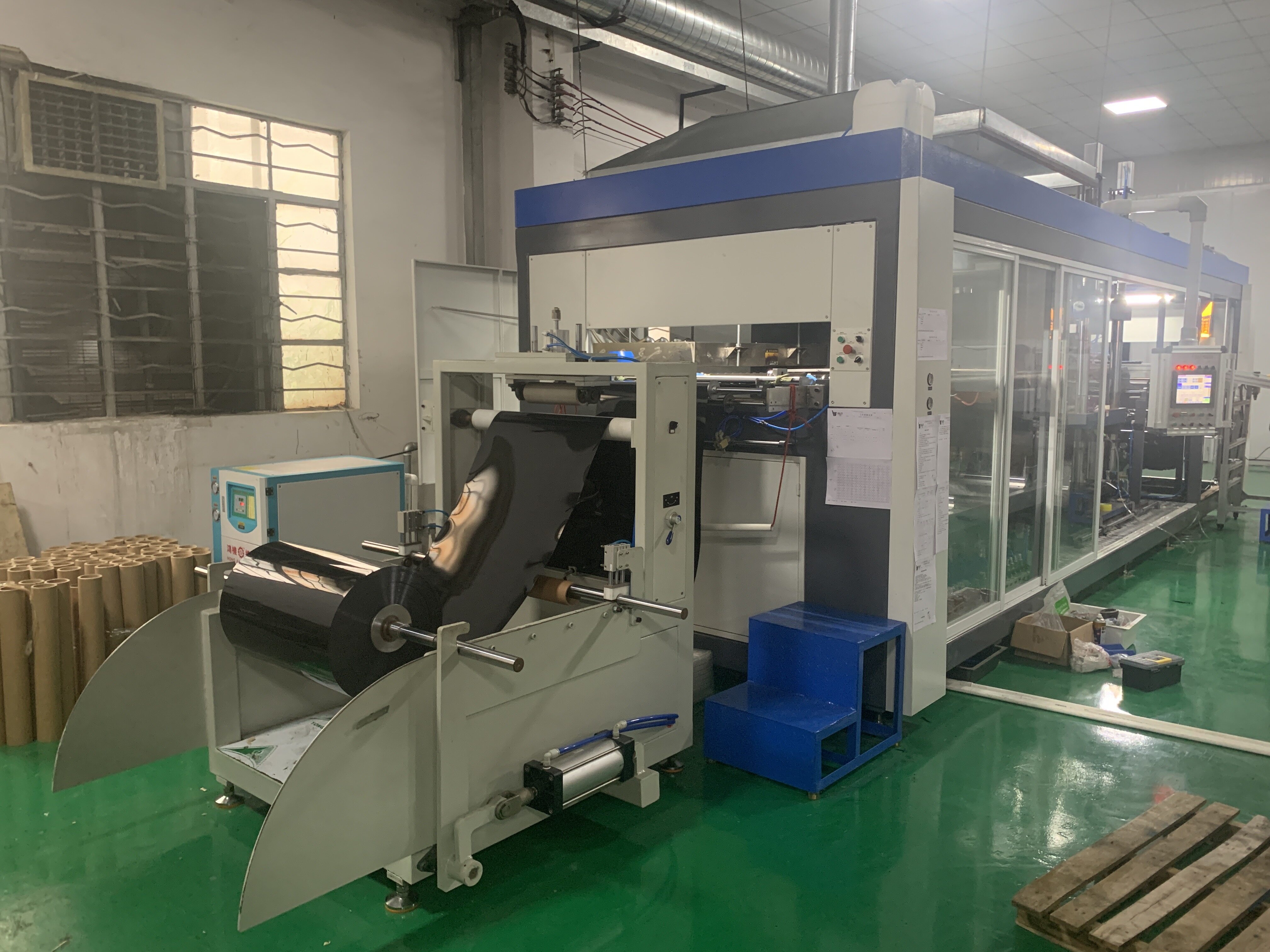 Electronic Tray Vacuum Forming Machine