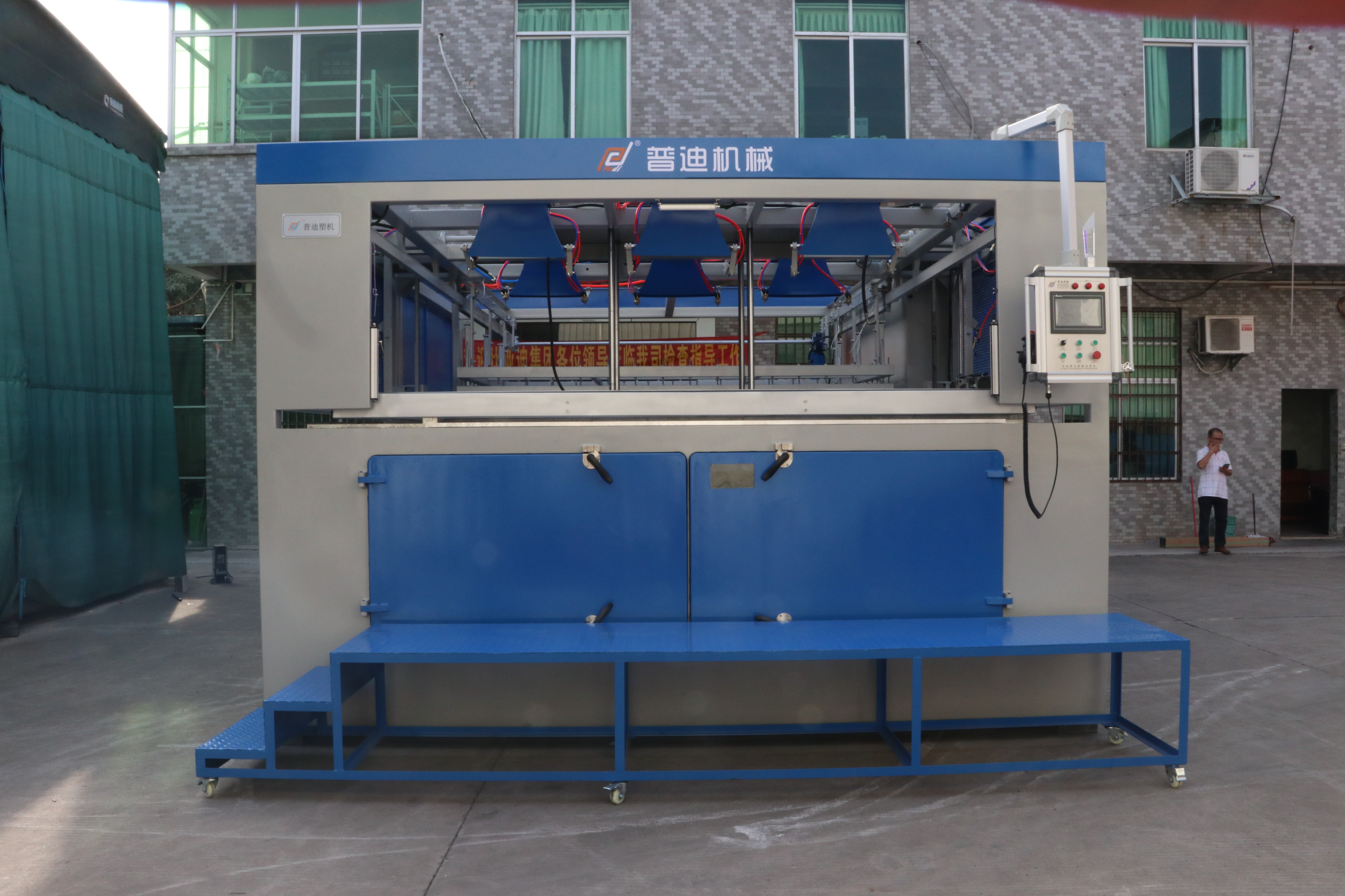 Bathroom thermoforming machine