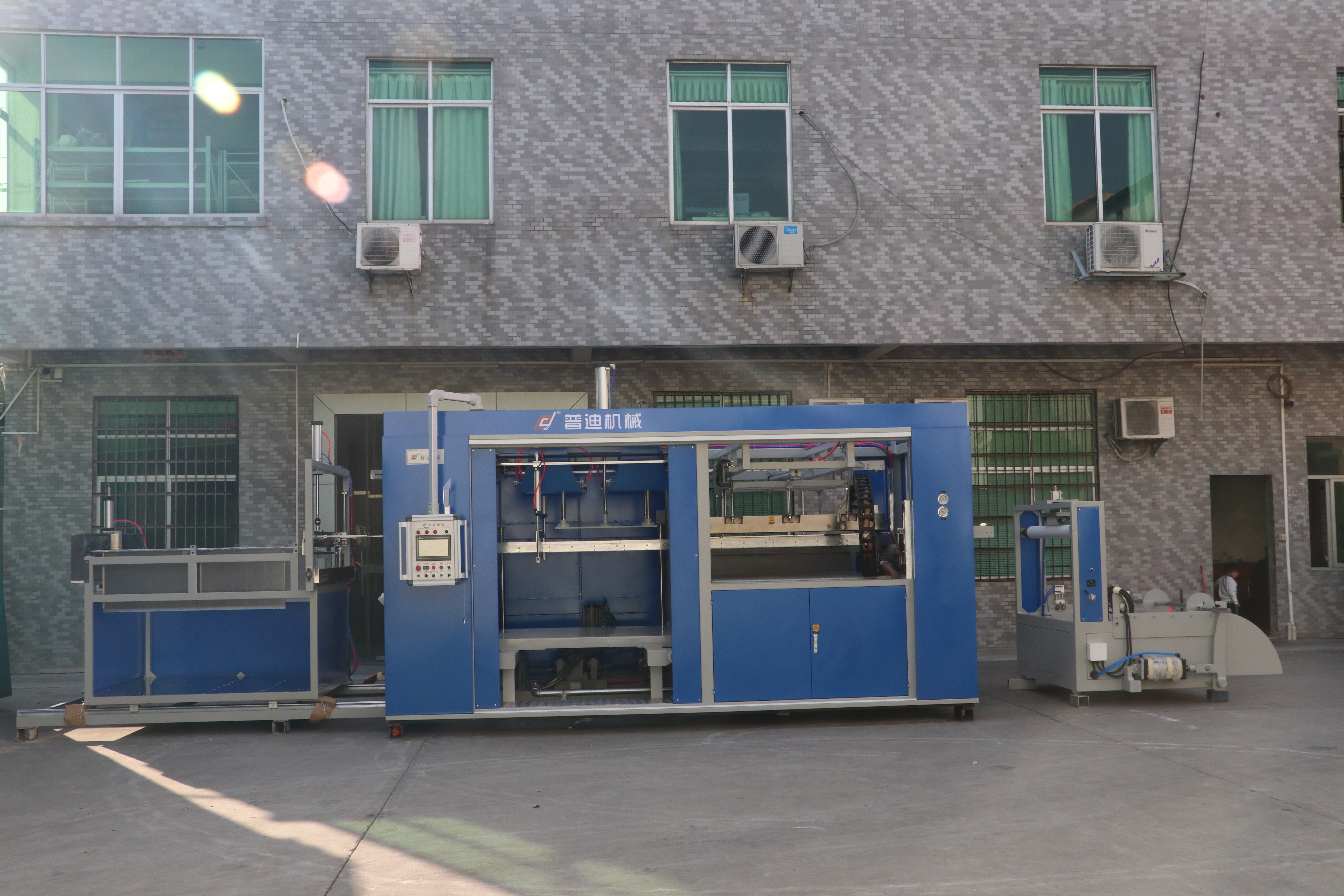 Thick sheet vacuum forming machine for carmat