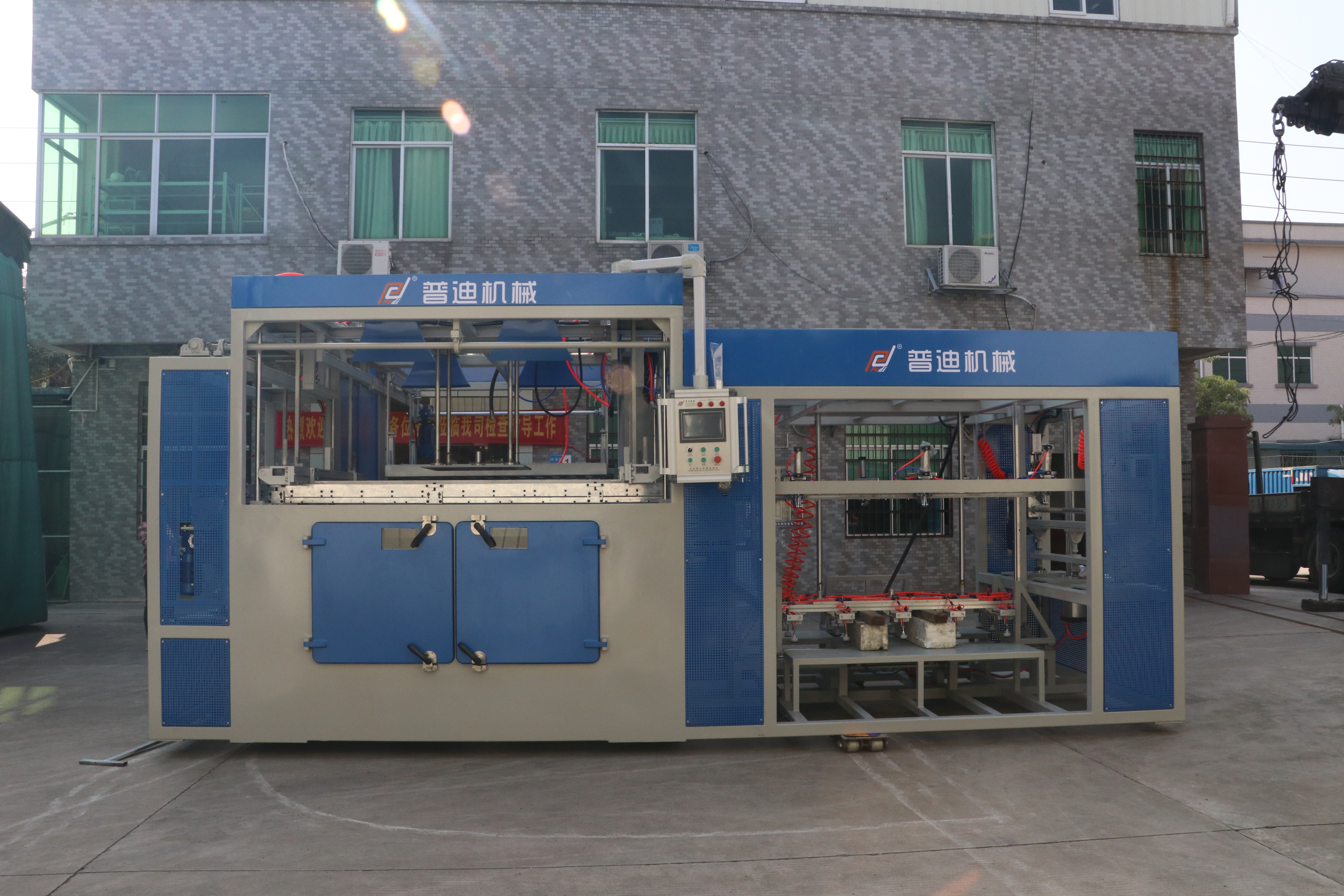 Fully automatic loading and unloading vacuum thick sheet forming machine