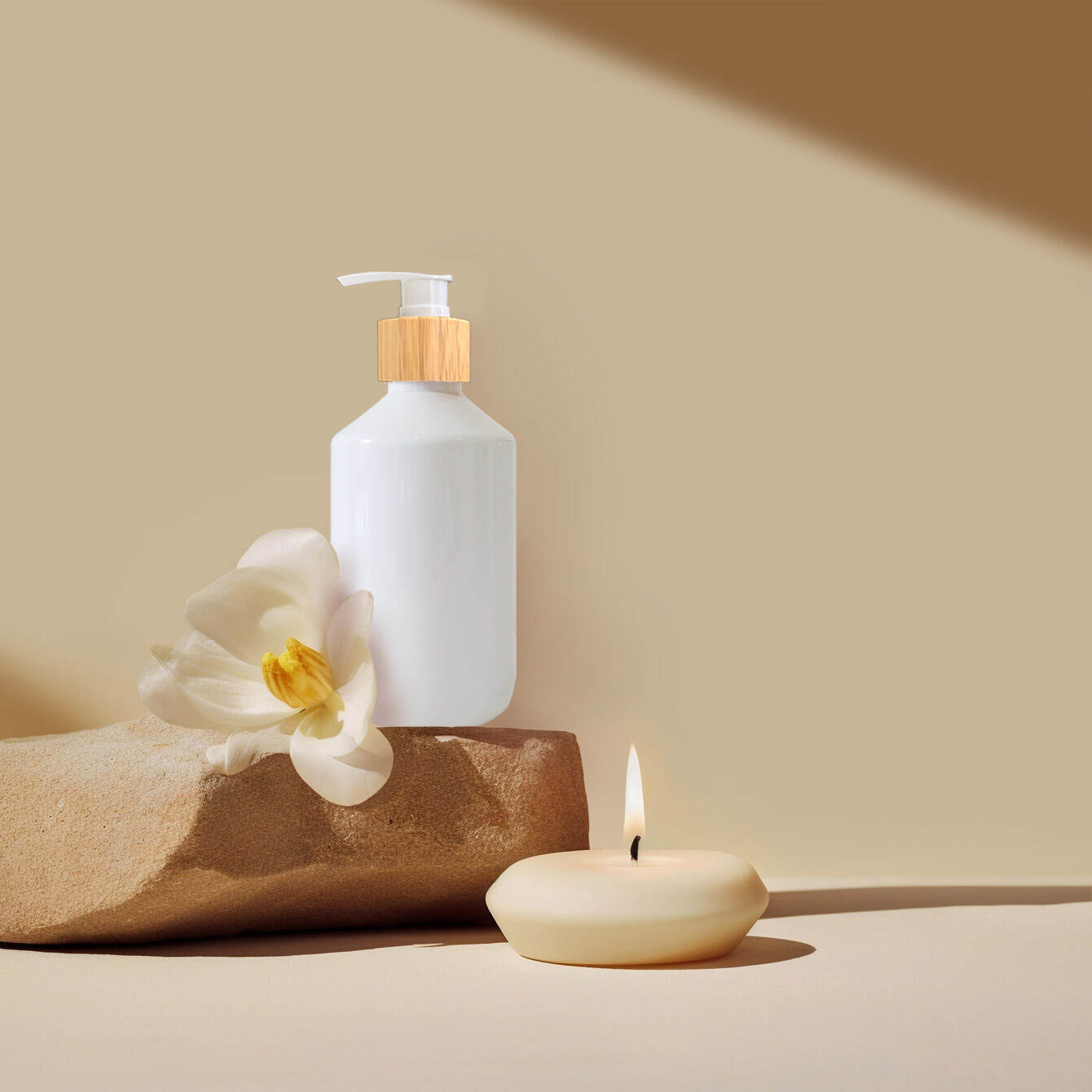 300ml PET lotion bottle, white plastic bottle, slanted shoulder bottle, bamboo pump bottle, cosmetic packaging