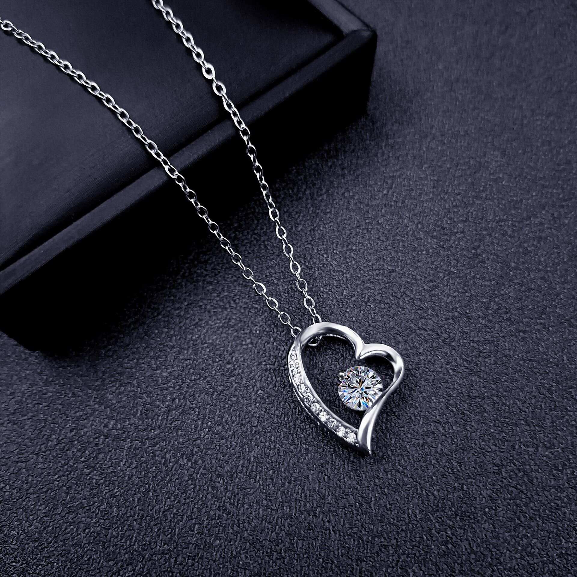 Stylish and Simple St. Patrick's Day Heart-Shape Cutout Pendant Necklace with Zircon Chic Diamond Chains for Women