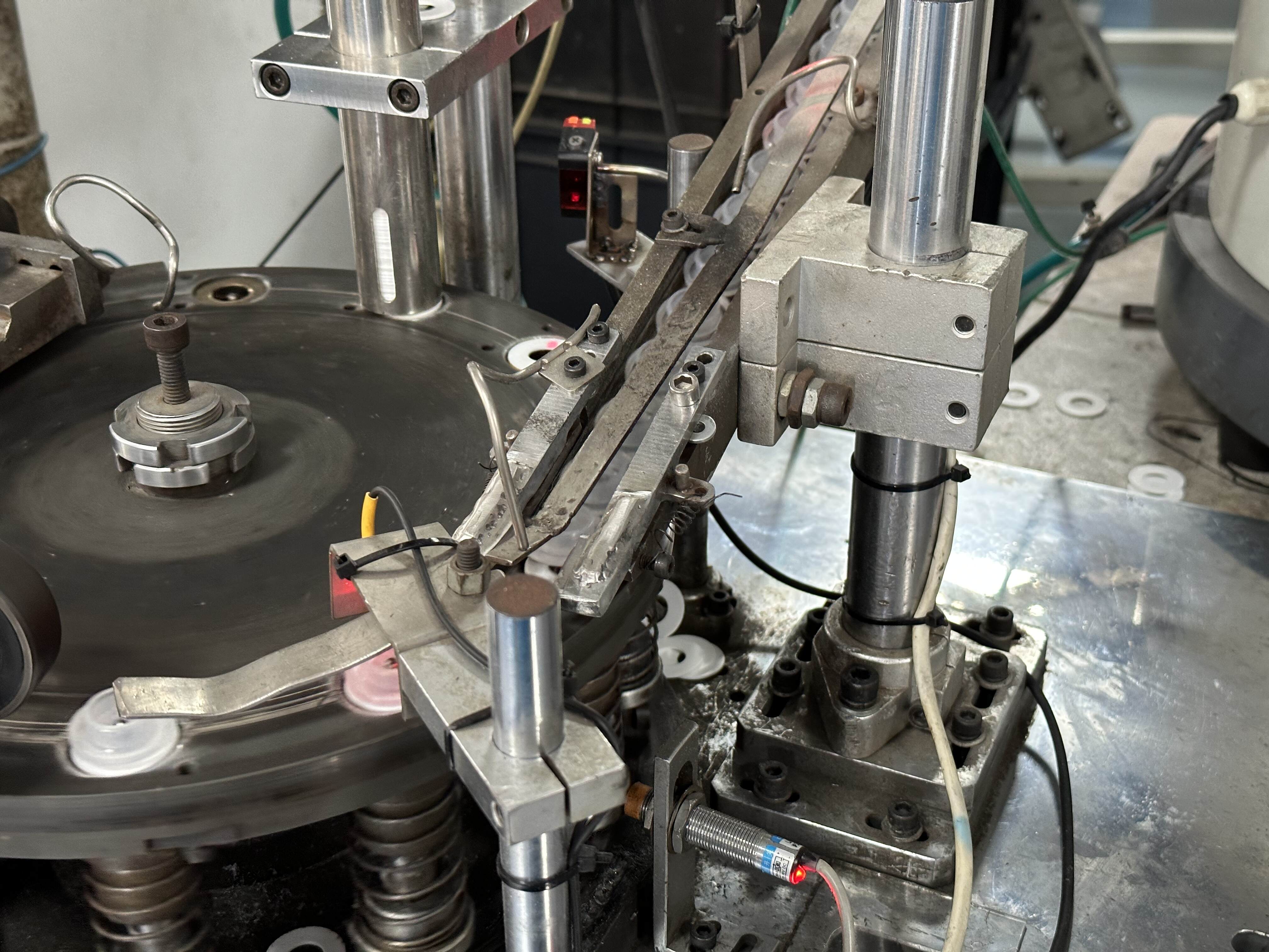 Trigger Sprayer Assembly Machine For plastic Packaginglatex ，Locating Base & Gasket 2-piece Assembly Machine, assembly machine inserter