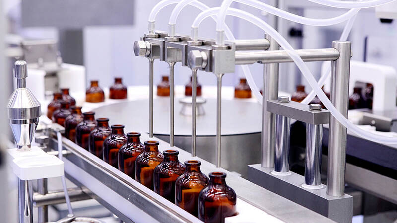 Breaking the Mold: How Progressive Cosmetic Factories Master Both Small & Large OEM Orders